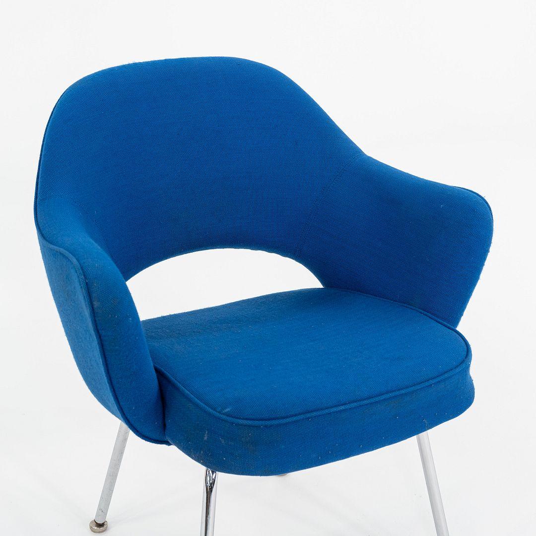 This is a pair of Executive Dining Arm Chairs, Model 71 UBC, originally designed by Eero Saarinen in 1957. These particular examples were produced by Knoll in the USA circa the 1980s. The chairs are comprised of tubular steel legs with a blue
