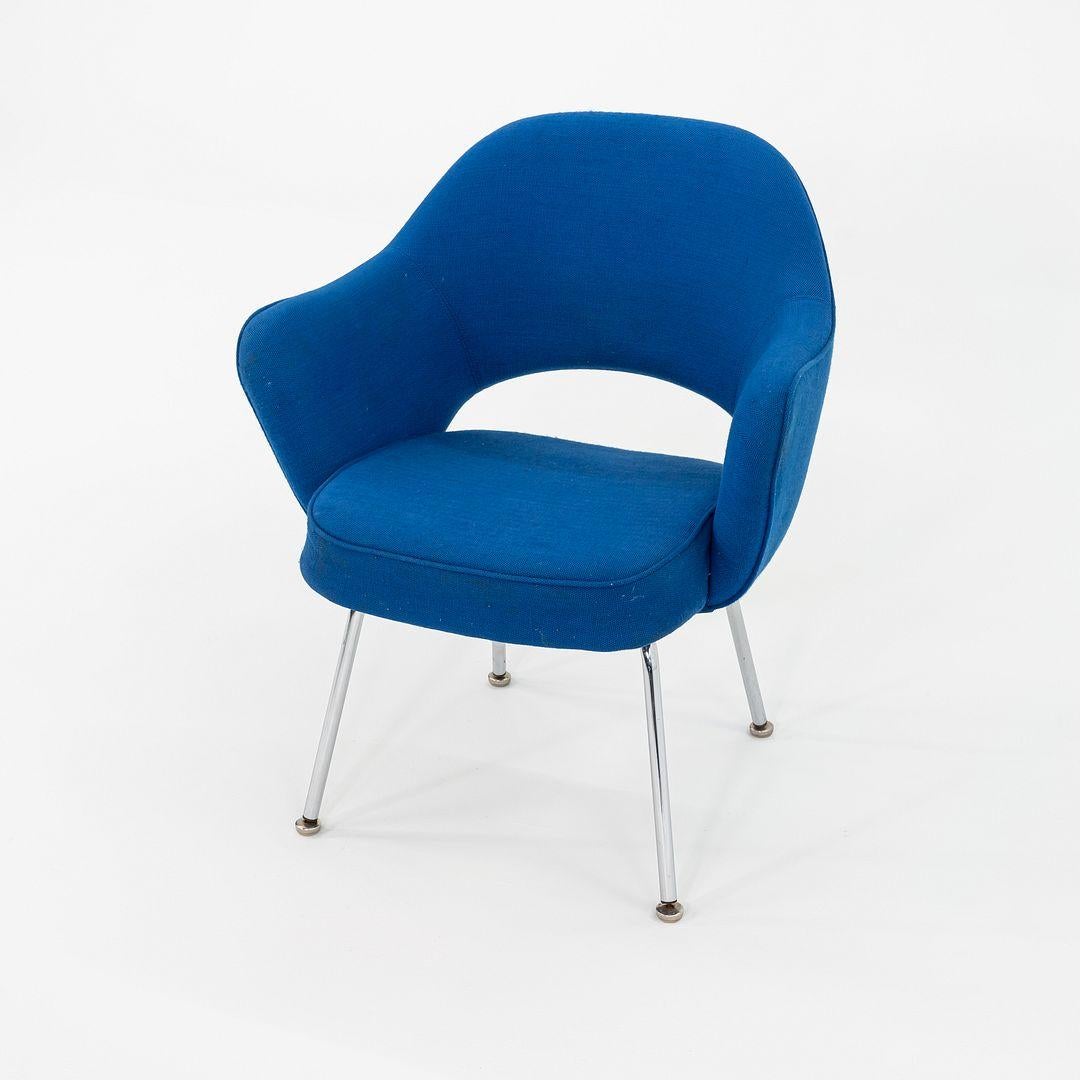 Américain 1980s Pair of Eero Saarinen Dining Arm Chairs with Tubular Legs and Blue Fabric en vente