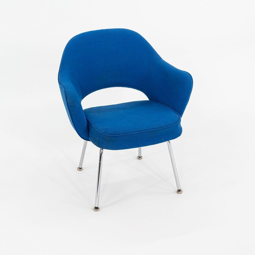 Fin du 20e siècle 1980s Pair of Eero Saarinen Dining Arm Chairs with Tubular Legs and Blue Fabric en vente