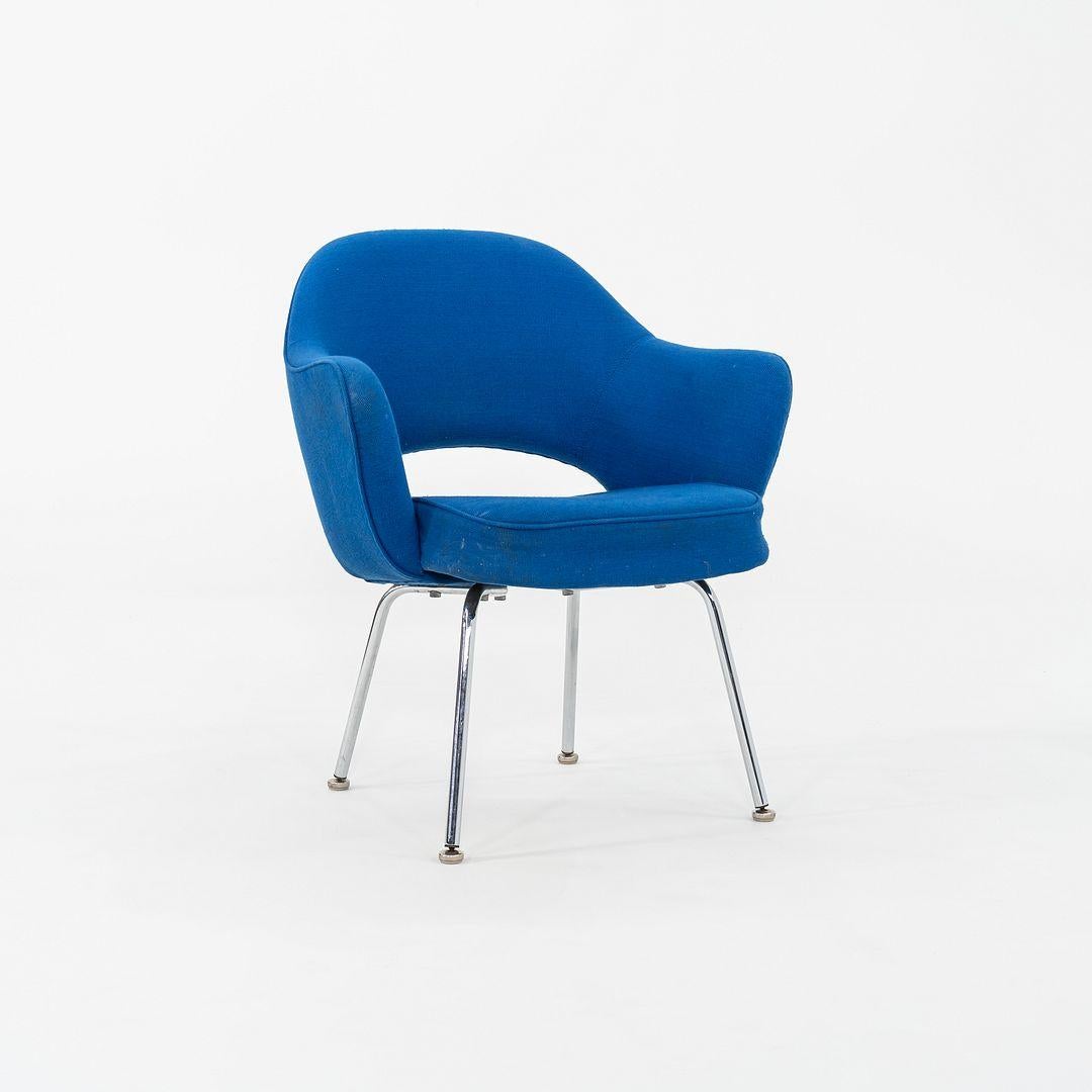 Acier 1980s Pair of Eero Saarinen Dining Arm Chairs with Tubular Legs and Blue Fabric en vente