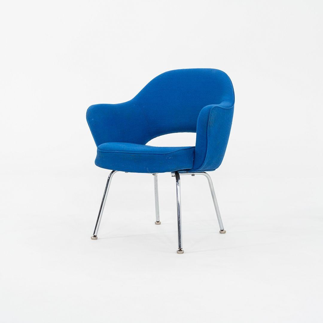 1980s Pair of Eero Saarinen Dining Arm Chairs with Tubular Legs and Blue Fabric en vente 1