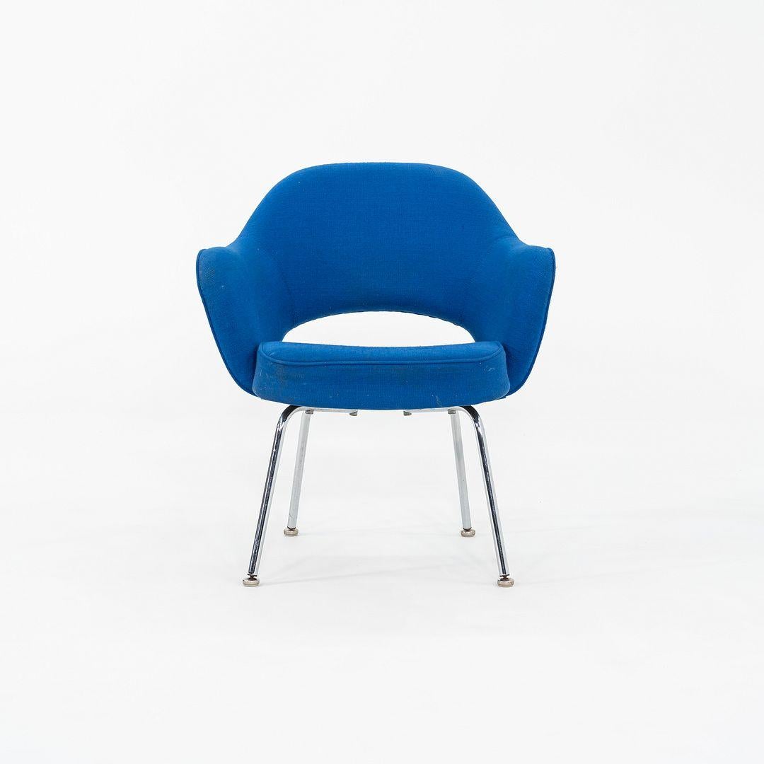 1980s Pair of Eero Saarinen Dining Arm Chairs with Tubular Legs and Blue Fabric en vente 2