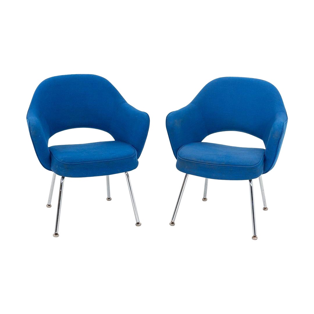 1980s Pair of Eero Saarinen Dining Arm Chairs with Tubular Legs and Blue Fabric en vente