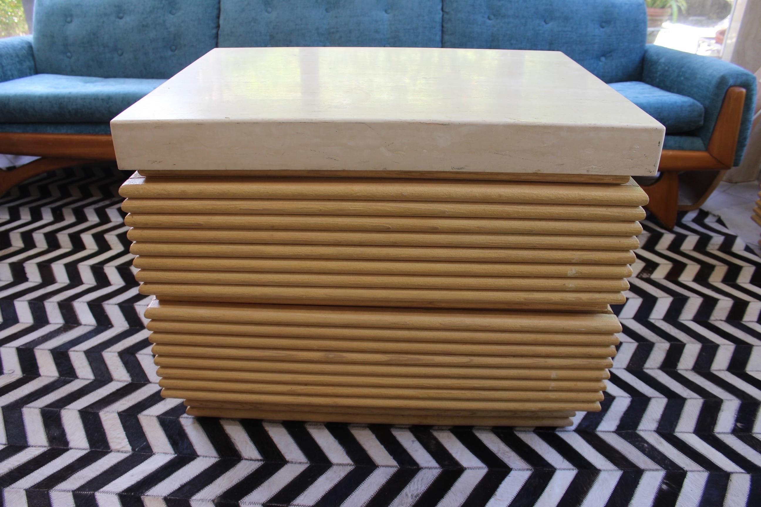 Postmoderne Paire de tables de nuit françaises à deux tiroirs en érable et pierre beige des années 1980