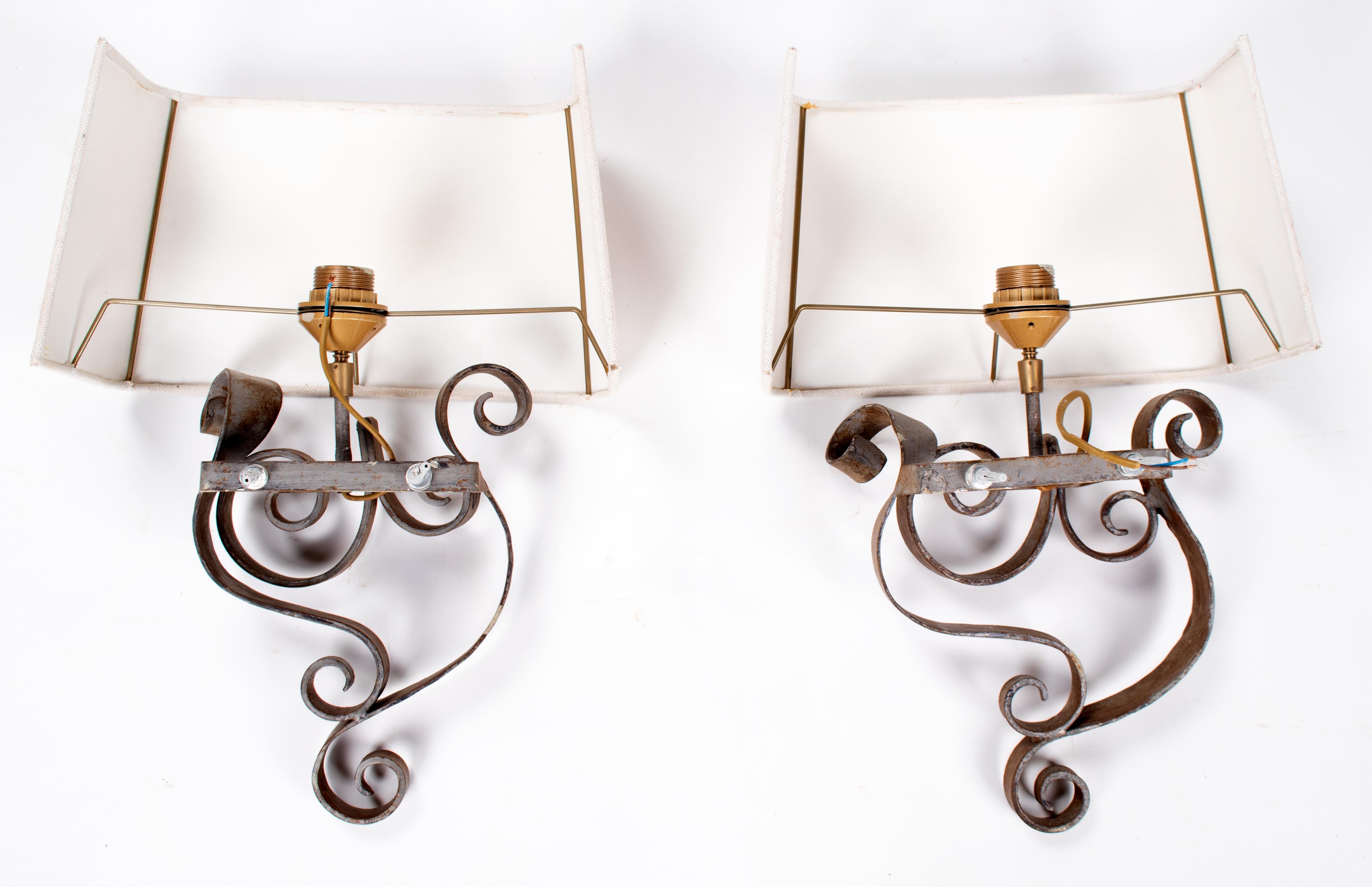 1980s Pair of French Wrought Iron Wall Lamps with Shades In Good Condition In Marbella, ES