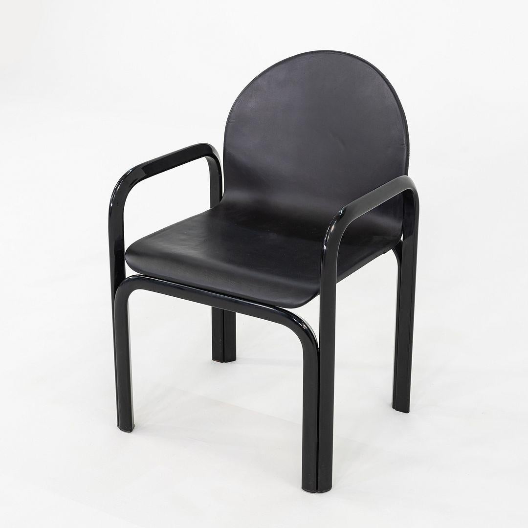 Si tratta di una coppia di poltrone d'Orsay, disegnate originariamente da Gae Aulenti nel 1976. Questi esemplari in particolare sono stati prodotti da Knoll negli Stati Uniti intorno agli anni Ottanta. Questa poltrona prende il nome dal Museo