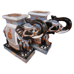 Coppia di piedistalli a forma di elefante in ceramica smaltata, in stile orientale, degli anni ’80