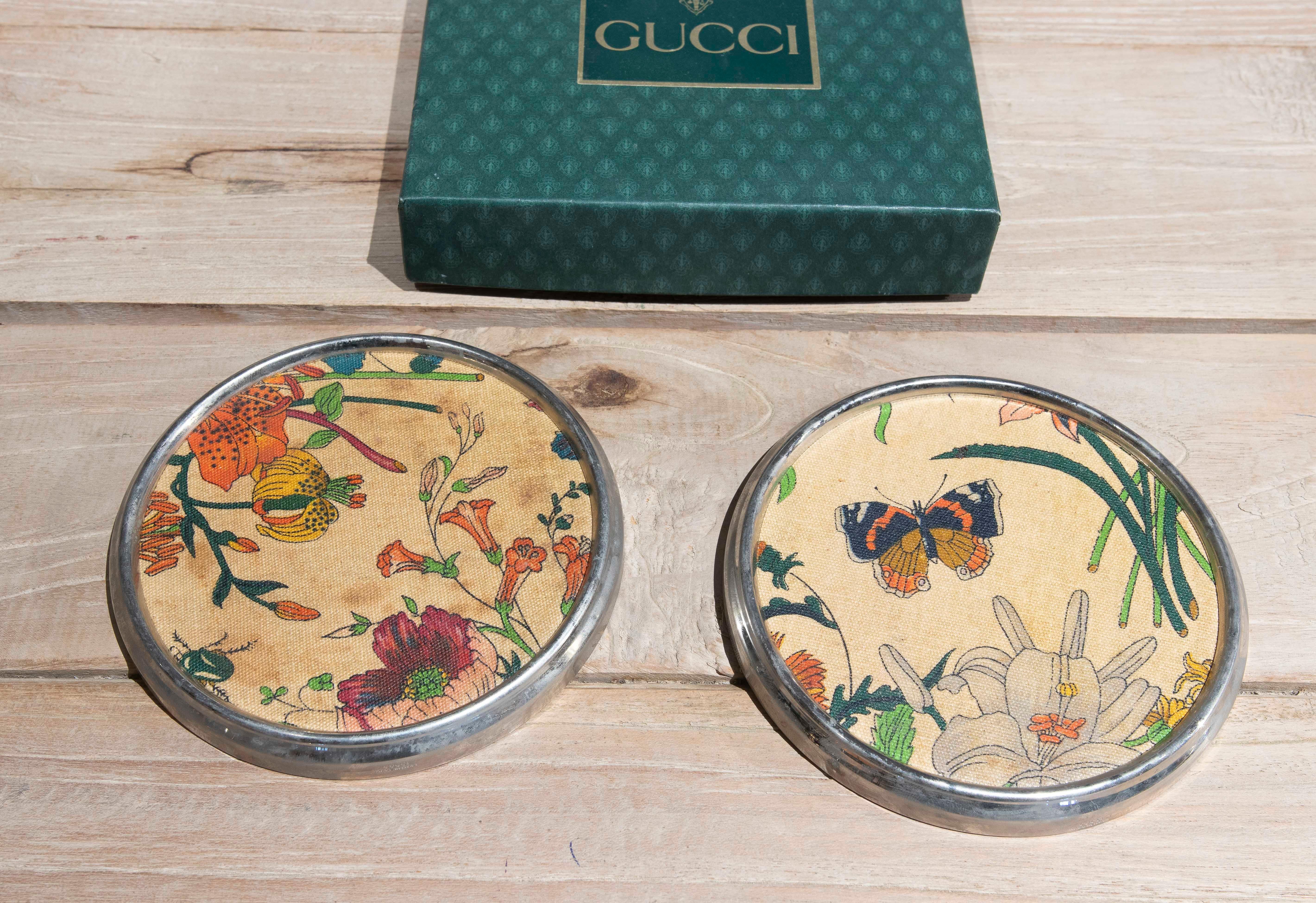 Par de posavasos Gucci de los años 80 con tela y borde de plata, Italia siglo XX en venta