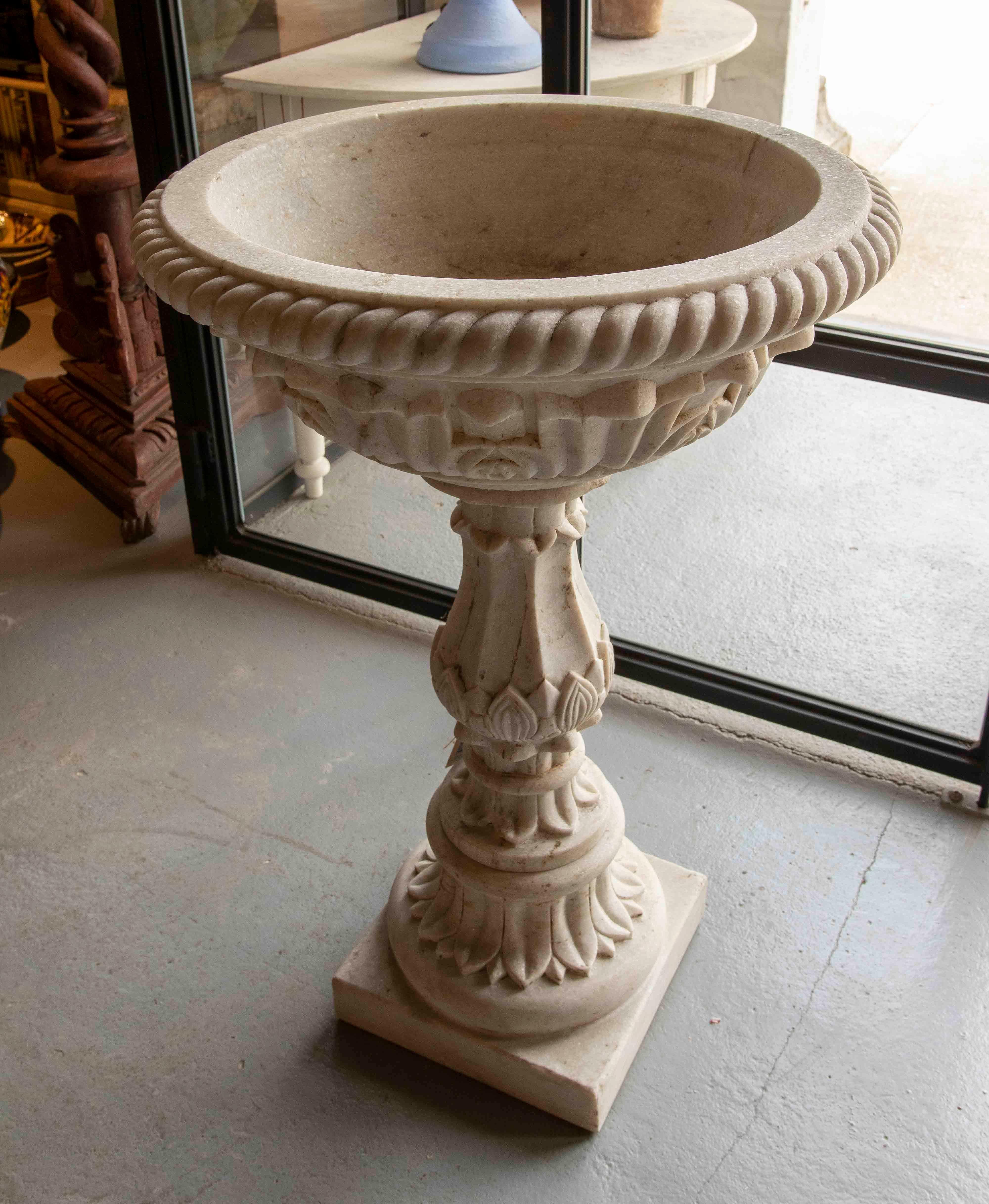 1980s Pair of Hand-Carved Marble Plant Pots In Good Condition For Sale In Marbella, ES