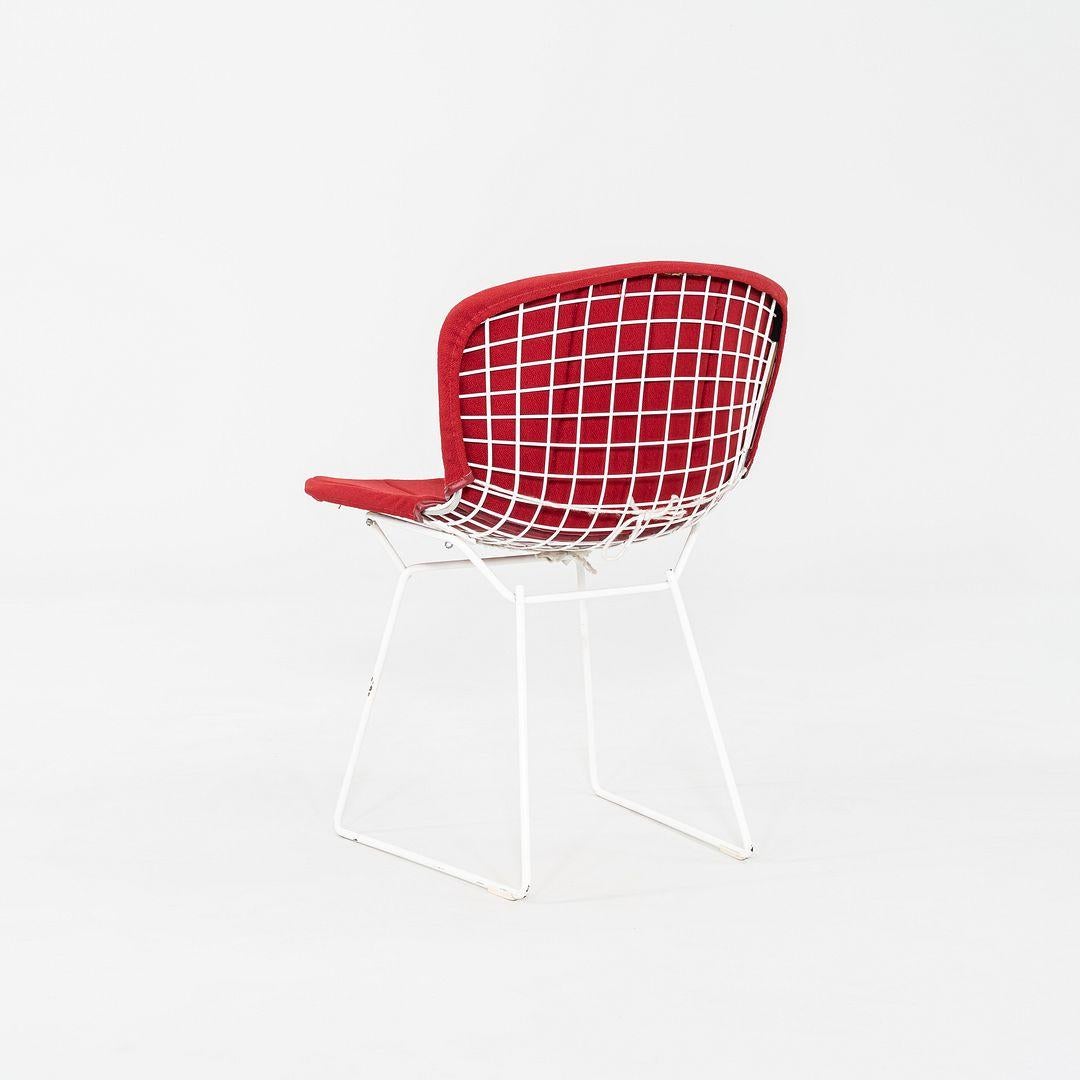 1980 Paire de chaises de salle à manger/côté Harry Bertoia pour Knoll en blanc avec des pads rouges en vente 3