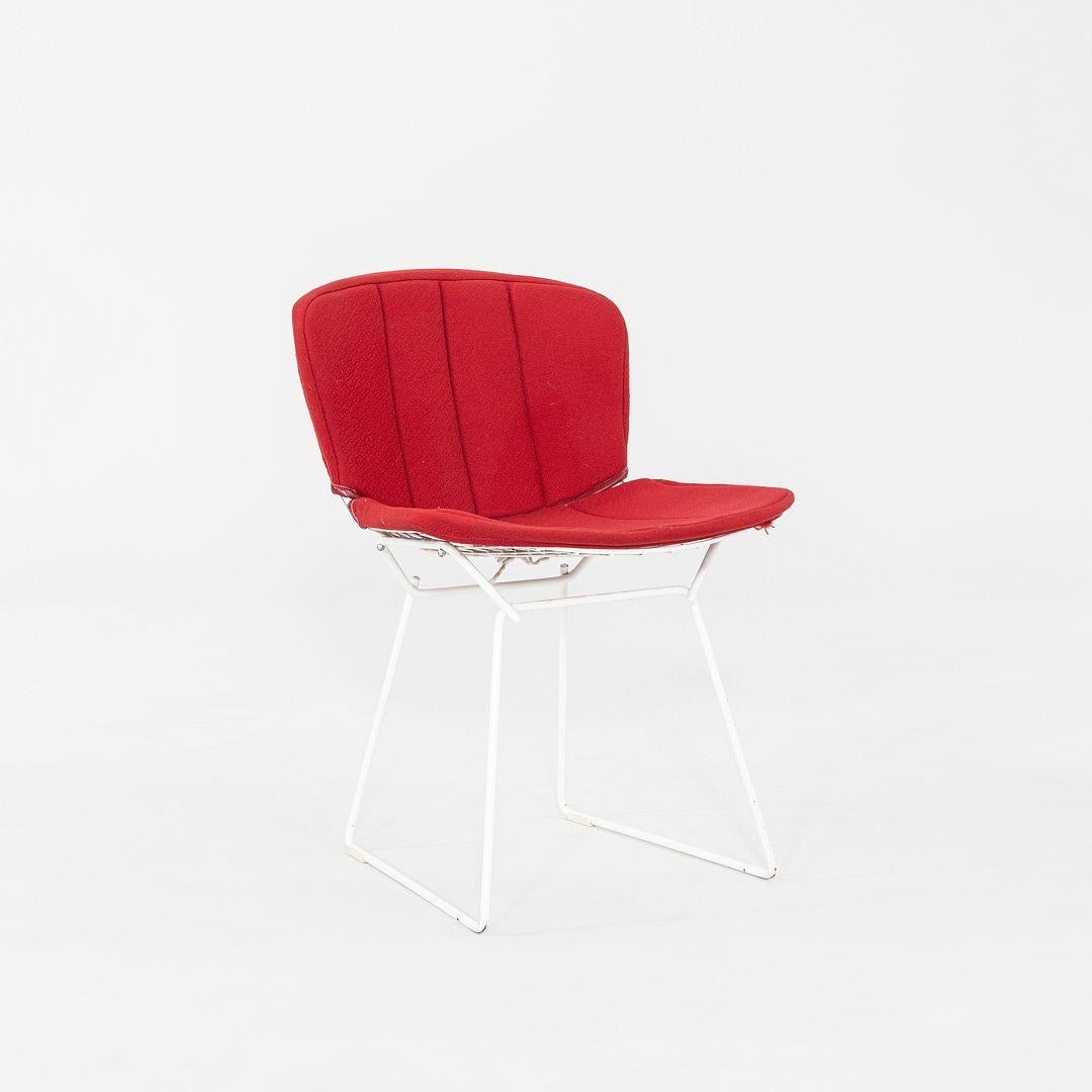 1980 Paire de chaises de salle à manger/côté Harry Bertoia pour Knoll en blanc avec des pads rouges en vente 4