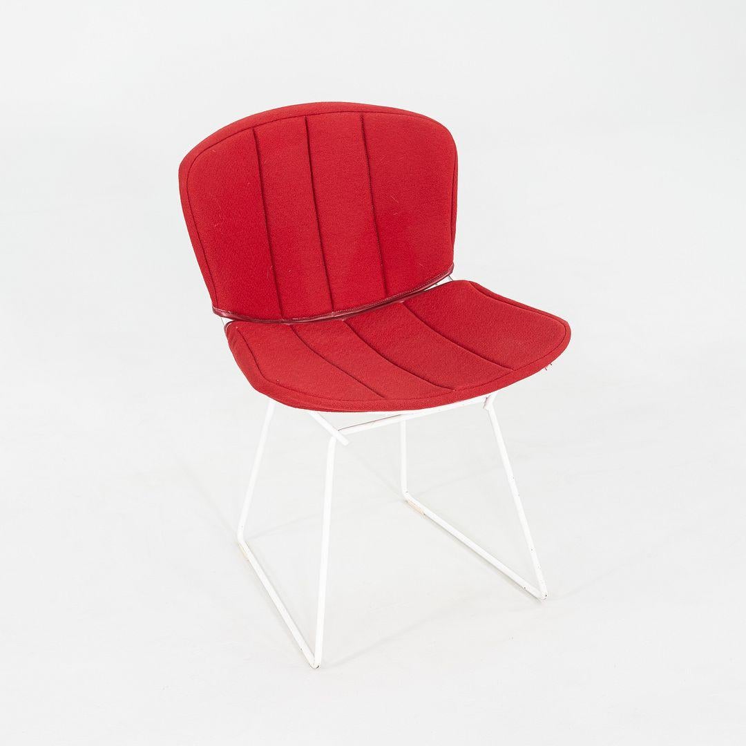 1980 Paire de chaises de salle à manger/côté Harry Bertoia pour Knoll en blanc avec des pads rouges en vente 5