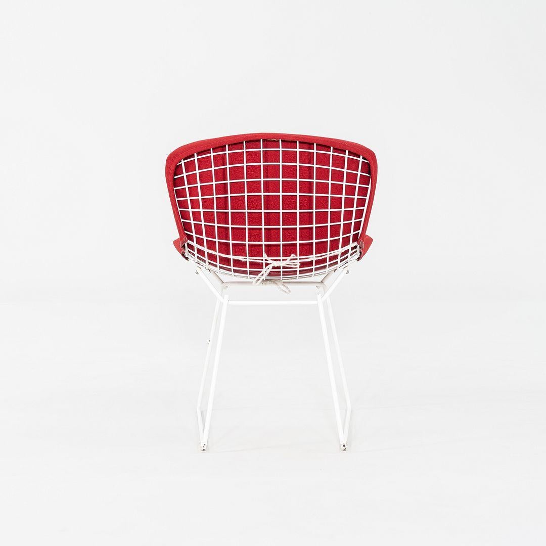 Moderne 1980 Paire de chaises de salle à manger/côté Harry Bertoia pour Knoll en blanc avec des pads rouges en vente
