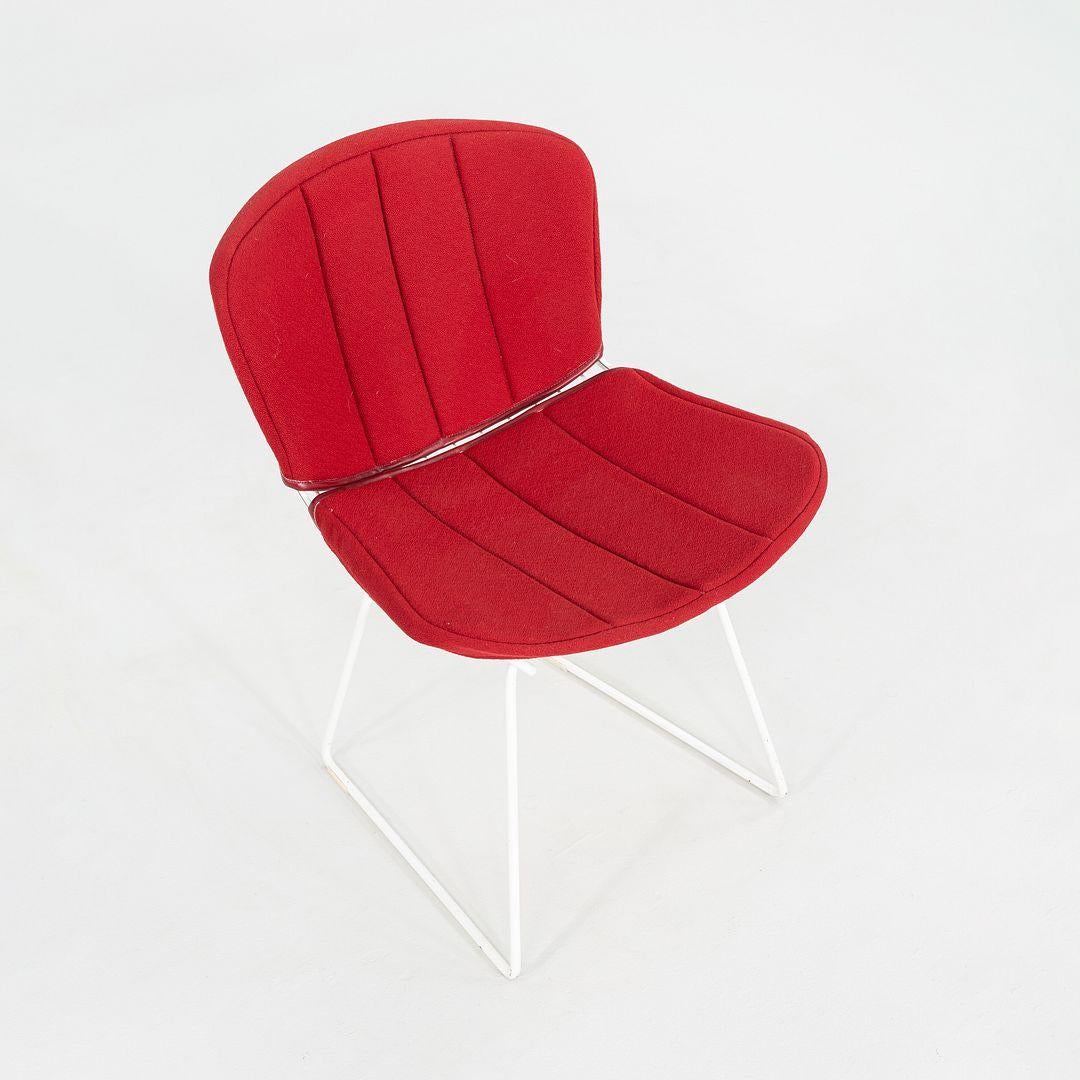 Américain 1980 Paire de chaises de salle à manger/côté Harry Bertoia pour Knoll en blanc avec des pads rouges en vente
