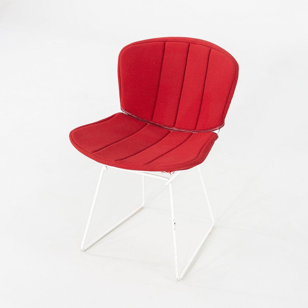 1980 Paire de chaises de salle à manger/côté Harry Bertoia pour Knoll en blanc avec des pads rouges Bon état - En vente à Philadelphia, PA