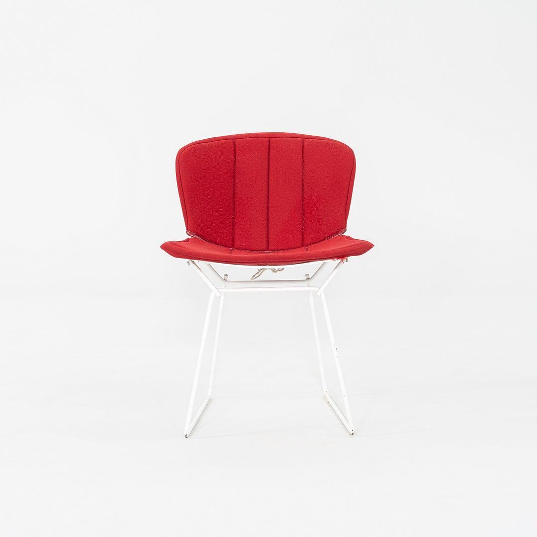 Acier 1980 Paire de chaises de salle à manger/côté Harry Bertoia pour Knoll en blanc avec des pads rouges en vente