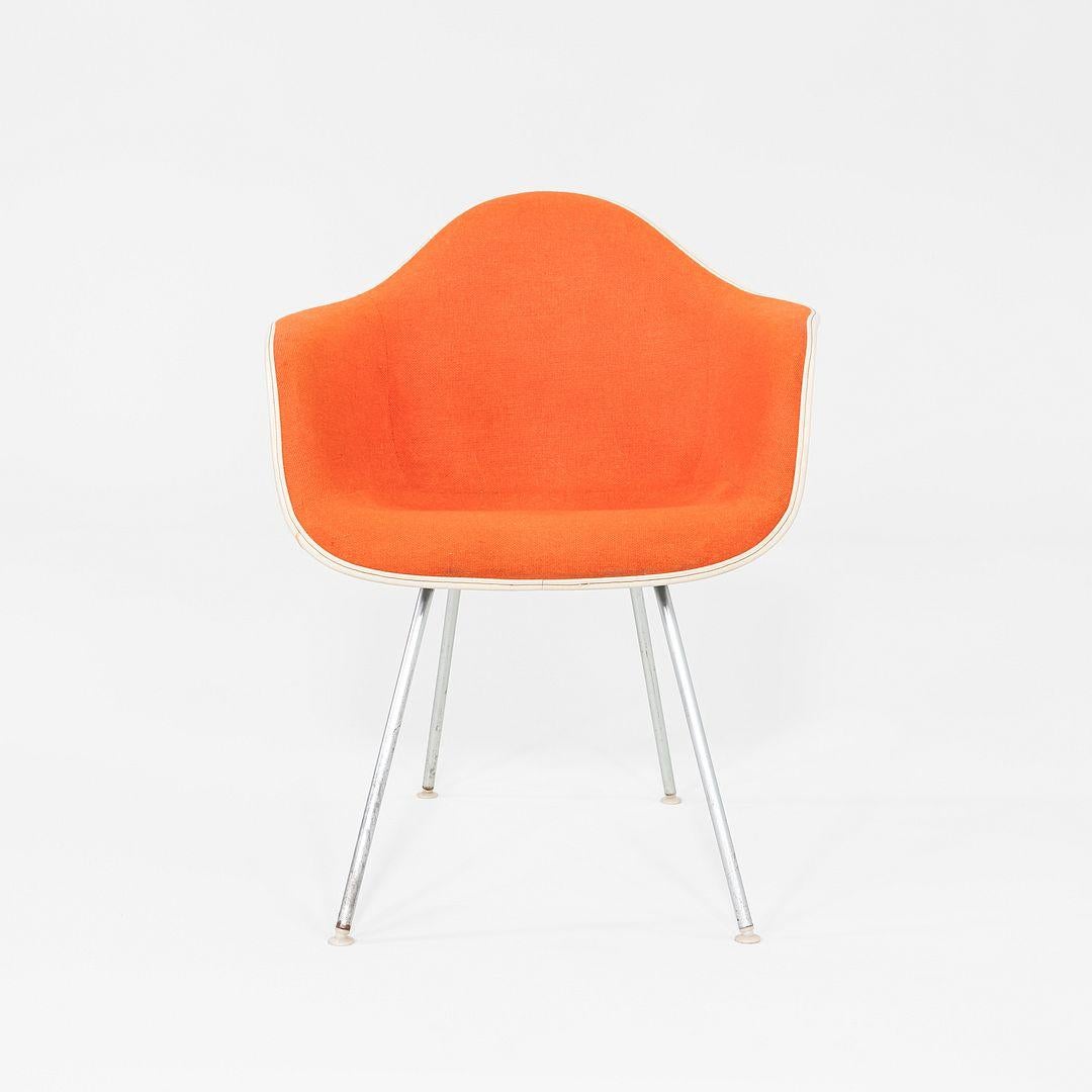 Si tratta di una coppia di sedie DAX Dining Arm Shell, originariamente progettate da Charles e Ray Eames nel 1950. Questi esemplari sono stati prodotti da Herman Miller negli anni '80. Ogni sedia presenta una scocca in fibra di vetro stampata nera