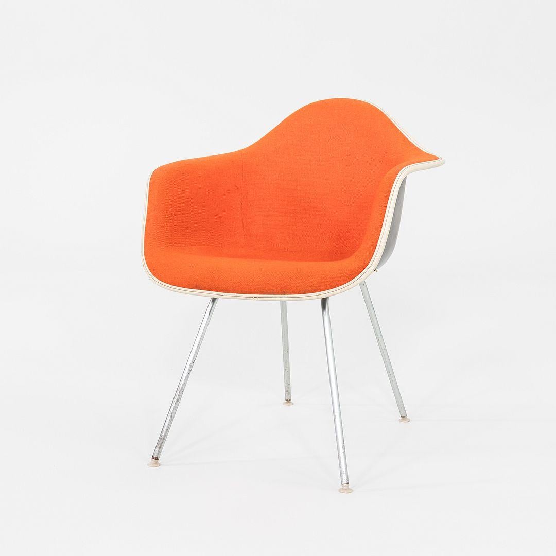 Moderno Coppia di sedie Herman Miller Eames in fibra di vetro DAX Dining Arm Shell degli anni '80 in vendita