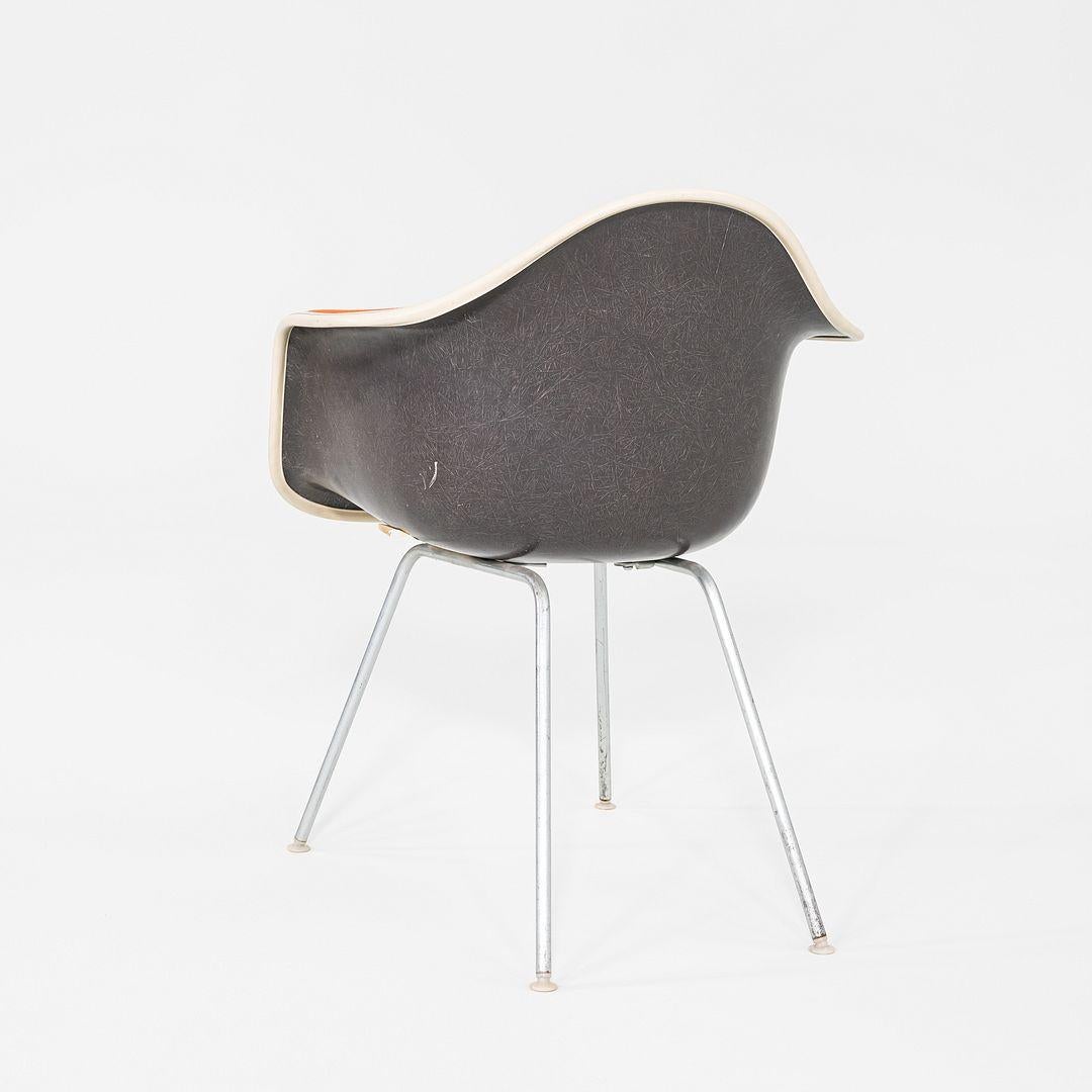 Americano Coppia di sedie Herman Miller Eames in fibra di vetro DAX Dining Arm Shell degli anni '80 in vendita