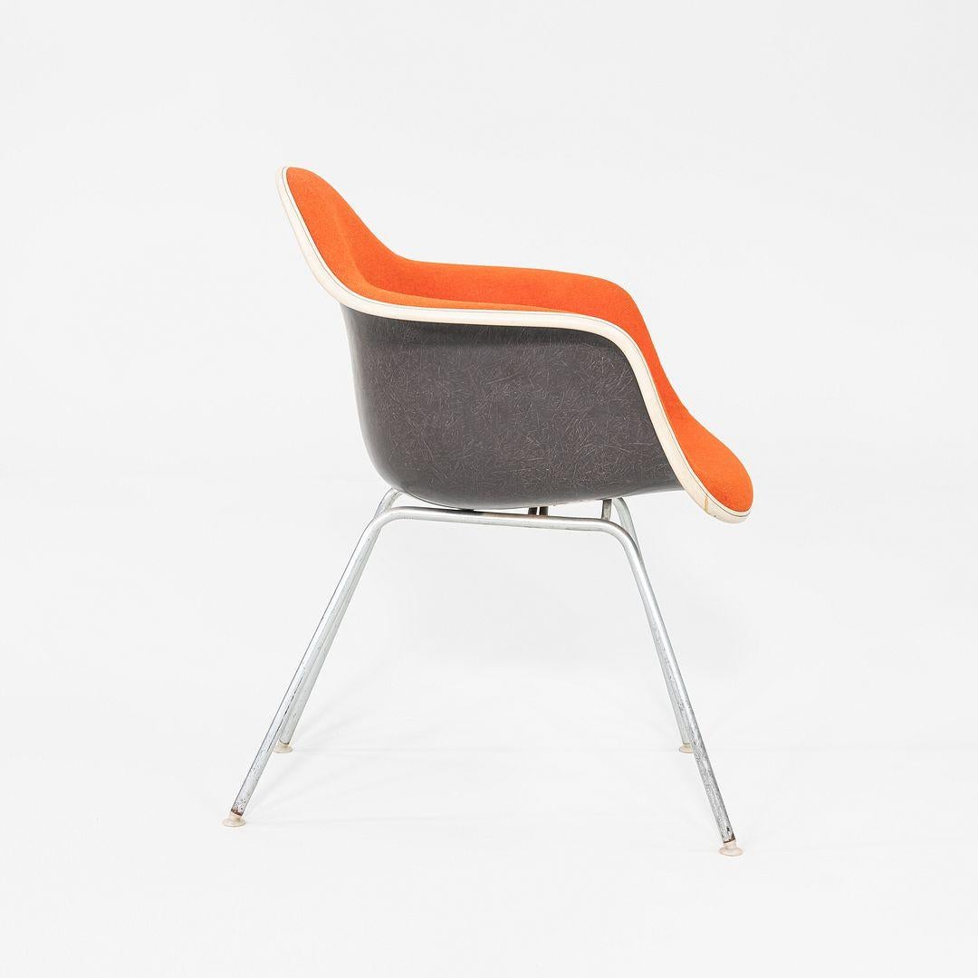 Coppia di sedie Herman Miller Eames in fibra di vetro DAX Dining Arm Shell degli anni '80 In condizioni buone in vendita a Philadelphia, PA