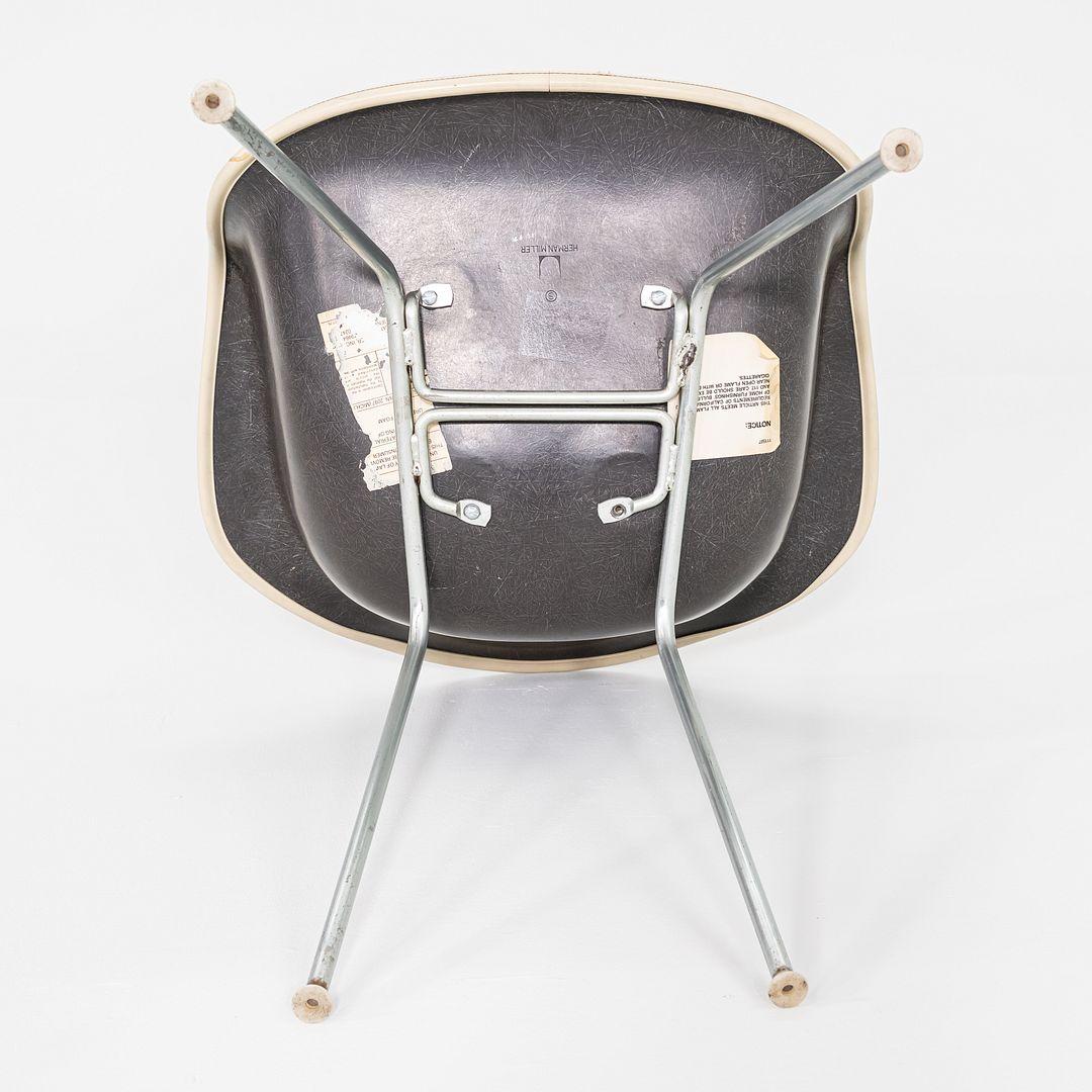 Vetroresina Coppia di sedie Herman Miller Eames in fibra di vetro DAX Dining Arm Shell degli anni '80 in vendita
