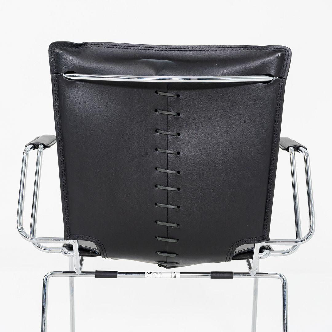 Il s'agit d'une paire de fauteuils de salle à manger conçus par Hiroyuki Toyoda pour ICF. Ces exemplaires ont été produits en Italie dans les années 1980. Les chaises présentent une silhouette élégante et moderne avec des sièges et des dossiers en