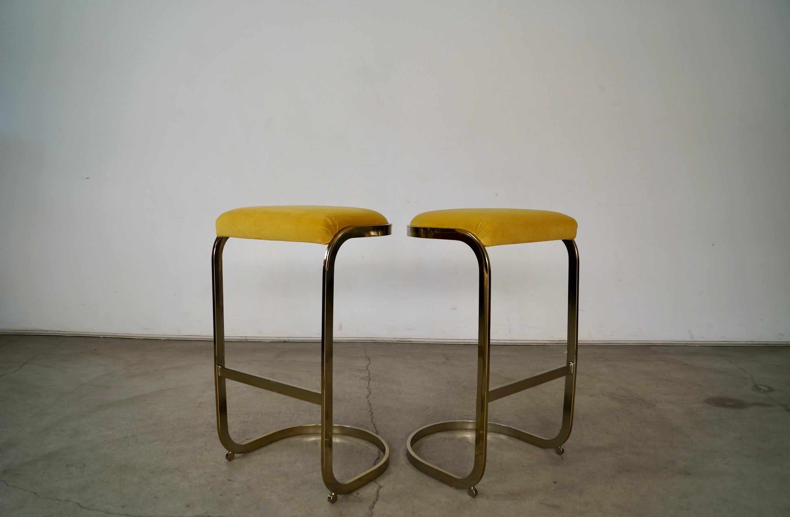 1980's Pair of Hollywood Regency Baughman Style Cantilever Brass Bar Stools In Good Condition For Sale In Burbank, CA