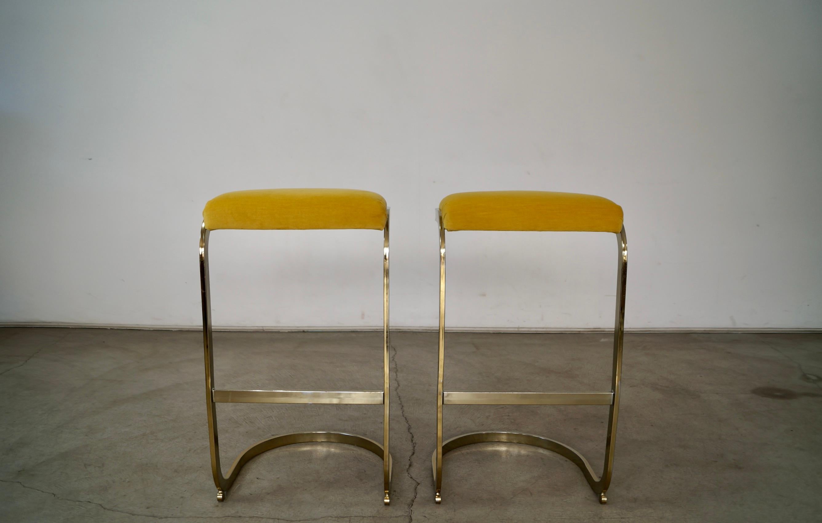 Late 20th Century 1980's Pair of Hollywood Regency Baughman Style Cantilever Brass Bar Stools For Sale