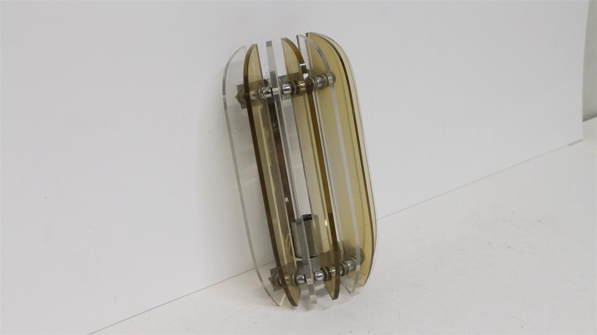 1980s Pair of Italian Mid-Century Modern Lucite Wall Sconces In Good Condition In New York, NY