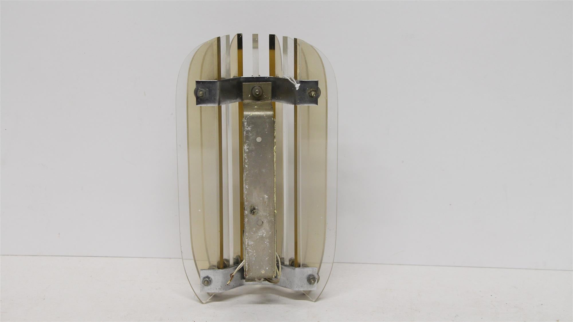1980s Pair of Italian Mid-Century Modern Lucite Wall Sconces 3