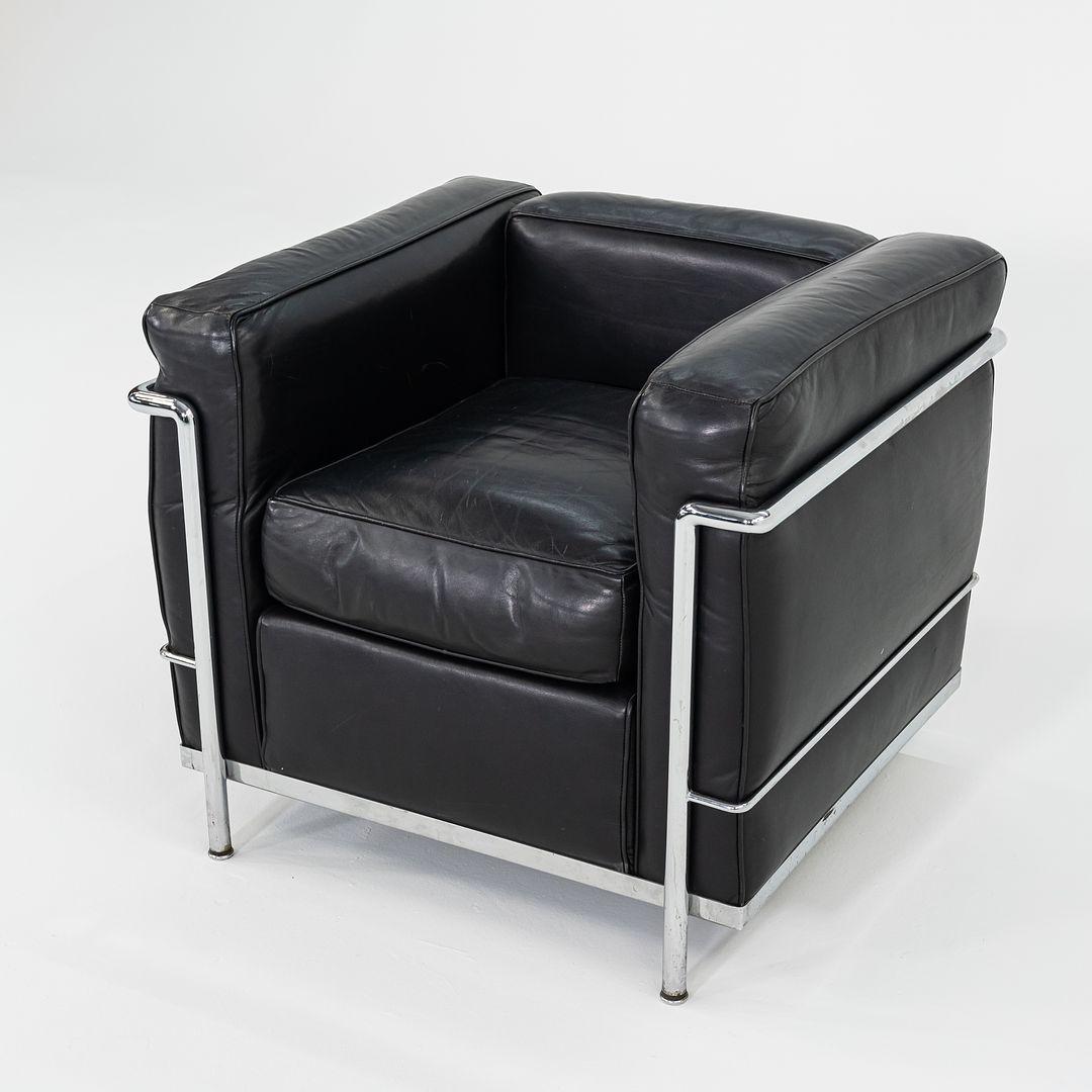 Il s'agit d'une paire de chaises longues LC2 Petit Modele originales, initialement conçues en 1928 par Le Corbusier et ses collaborateurs, Pierre Jeanneret et Charlotte Perriand. Le prix indiqué comprend la paire de chaises telle qu'illustrée. La