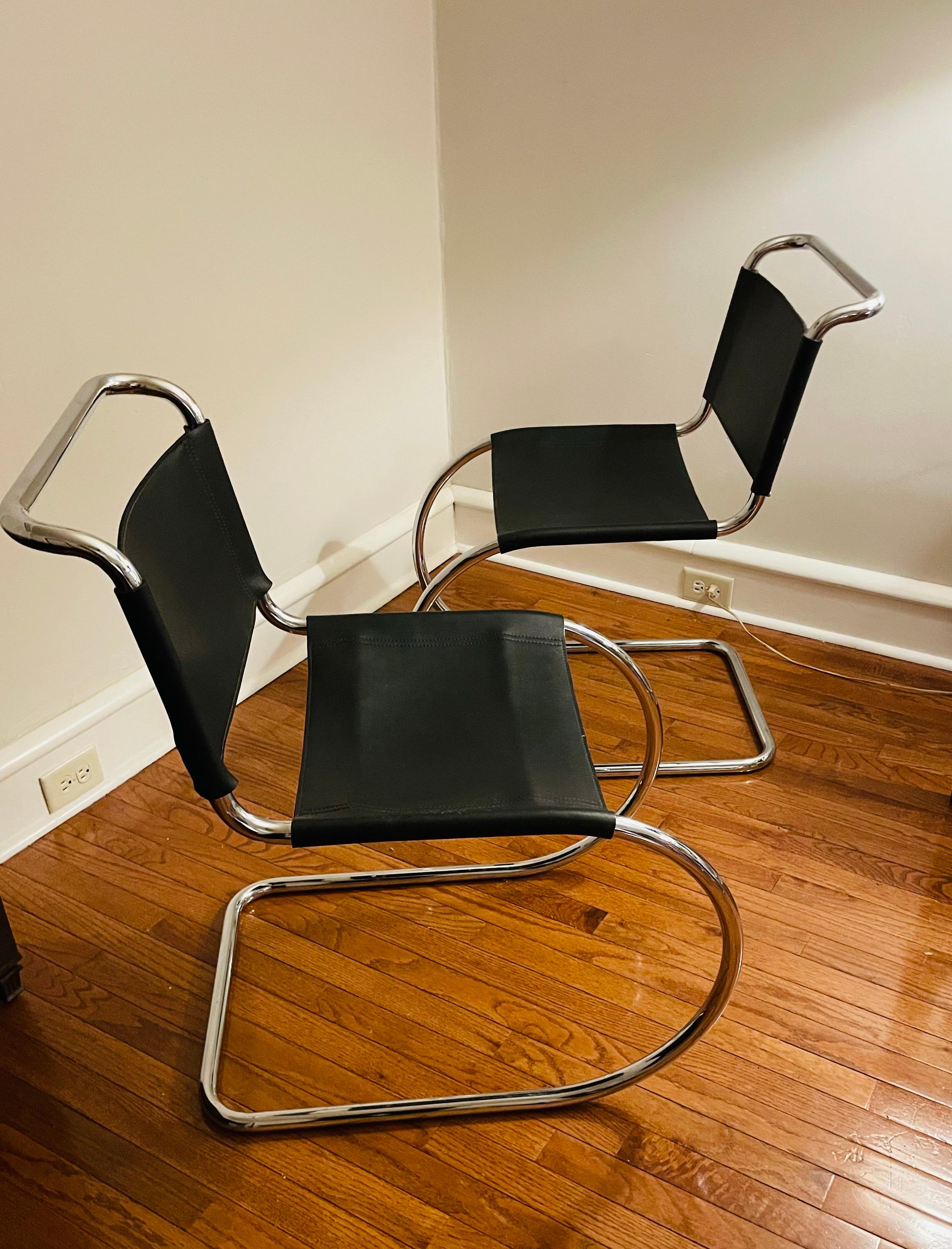 Italian 1980s Pair of Ludwig Mies Van Der Rohe MR10 Leather Dining Side Chairs  For Sale
