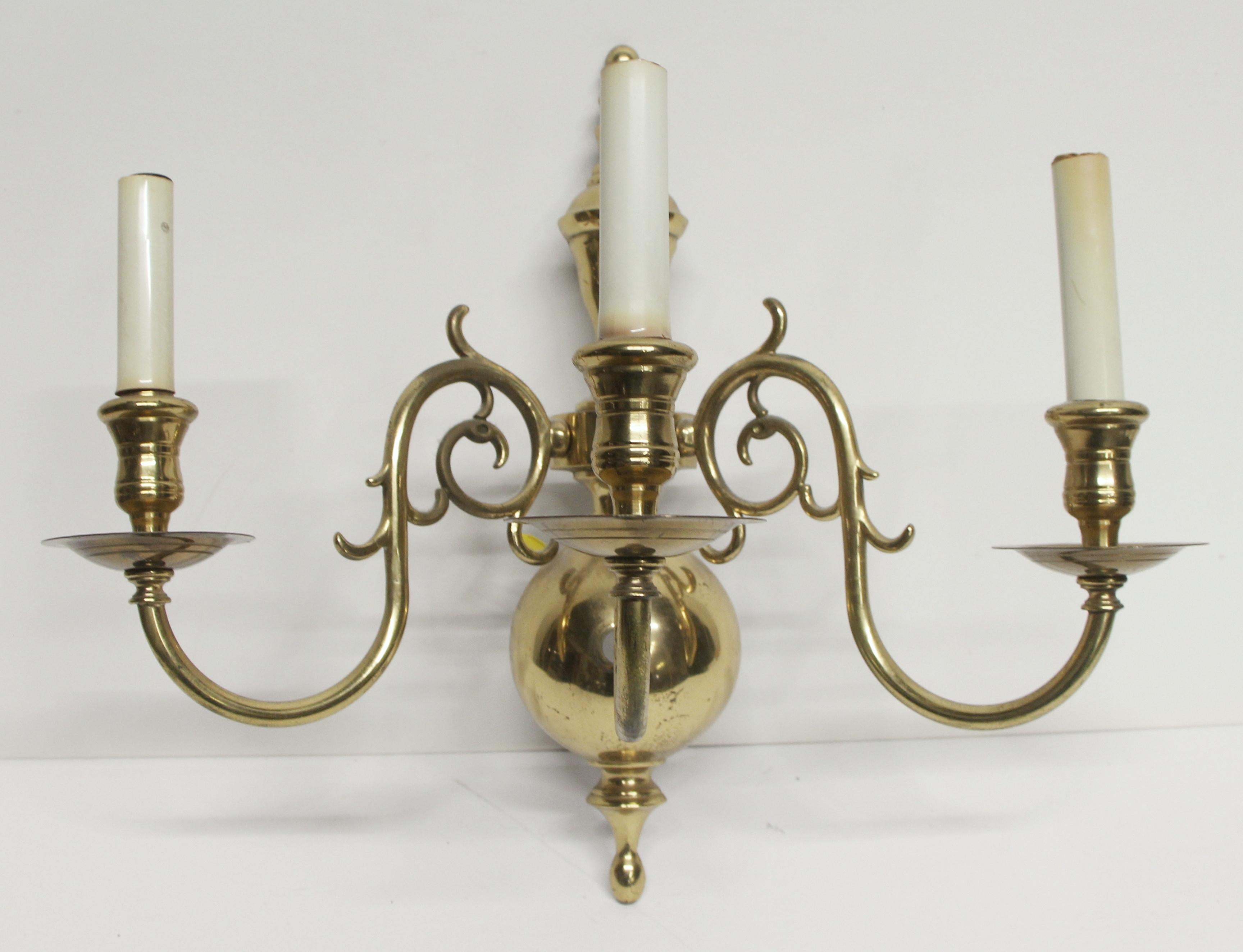 1980s Pair of NYC Waldorf Astoria Hotel Brass Colonial Style Three-Light Sconces (Amerikanisch Kolonial)