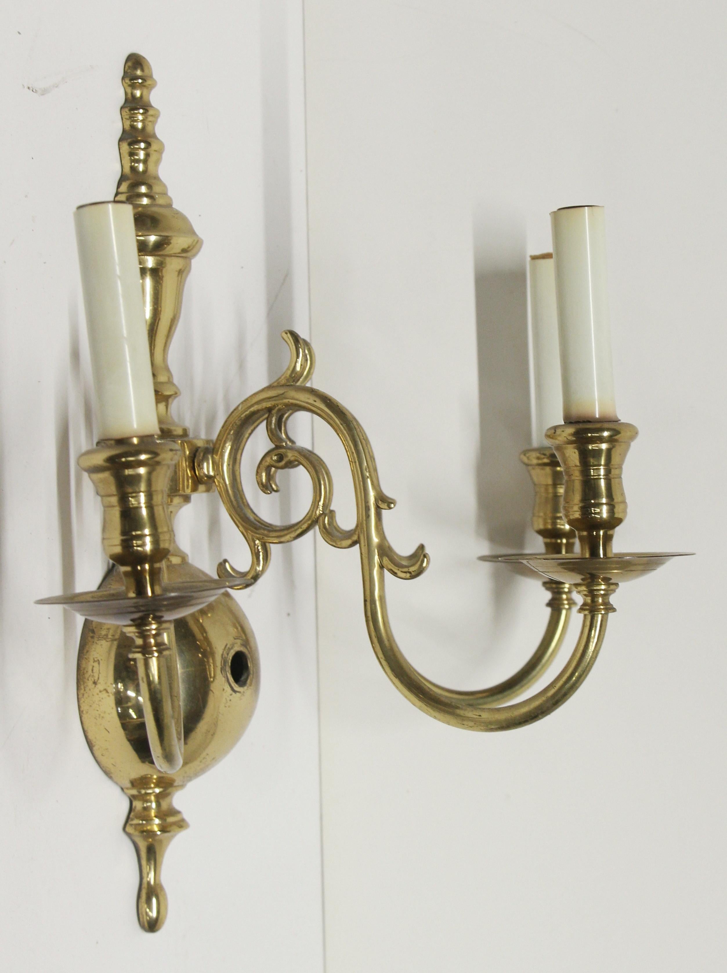 1980s Pair of NYC Waldorf Astoria Hotel Brass Colonial Style Three-Light Sconces (amerikanisch)