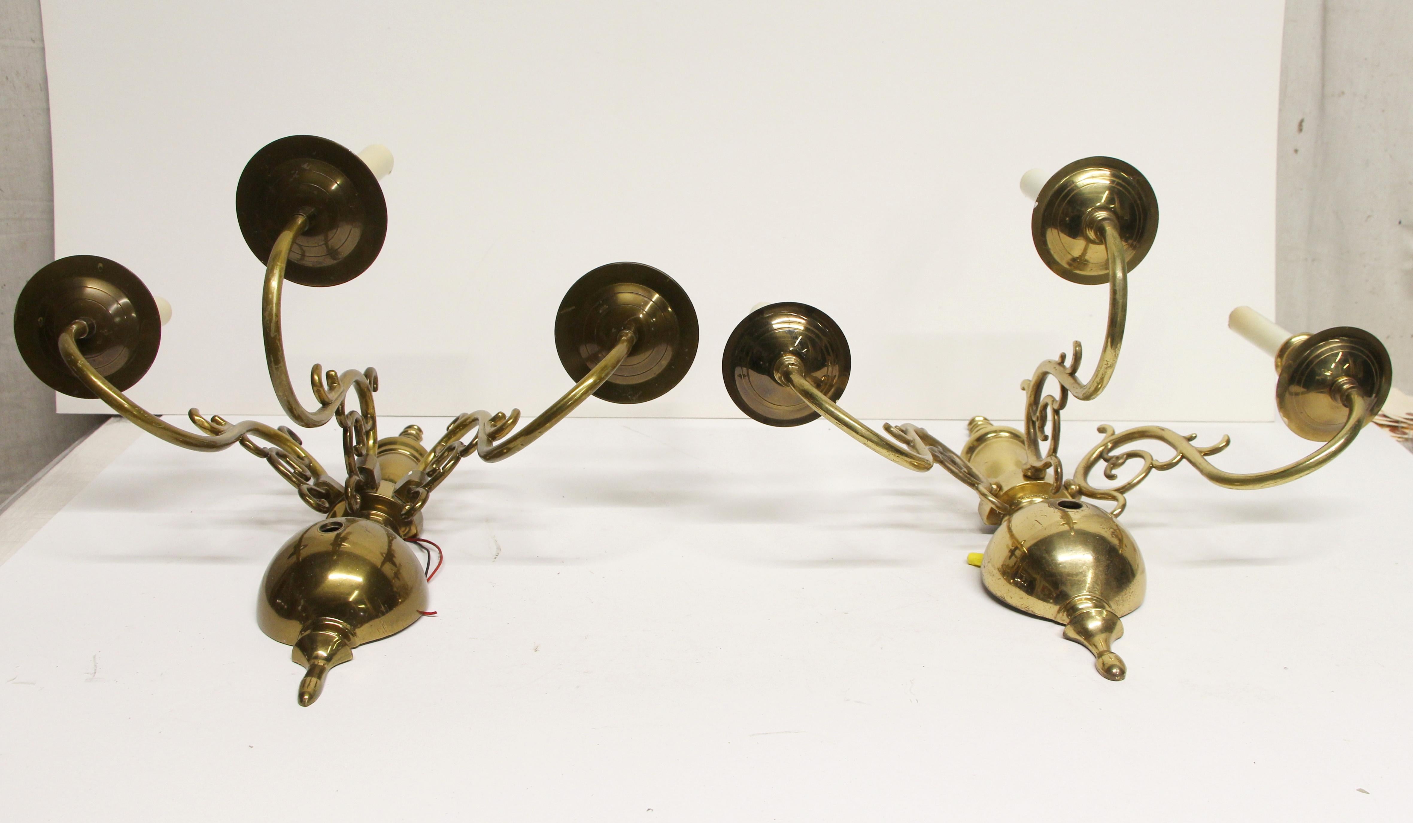 1980s Pair of NYC Waldorf Astoria Hotel Brass Colonial Style Three-Light Sconces (Poliert)