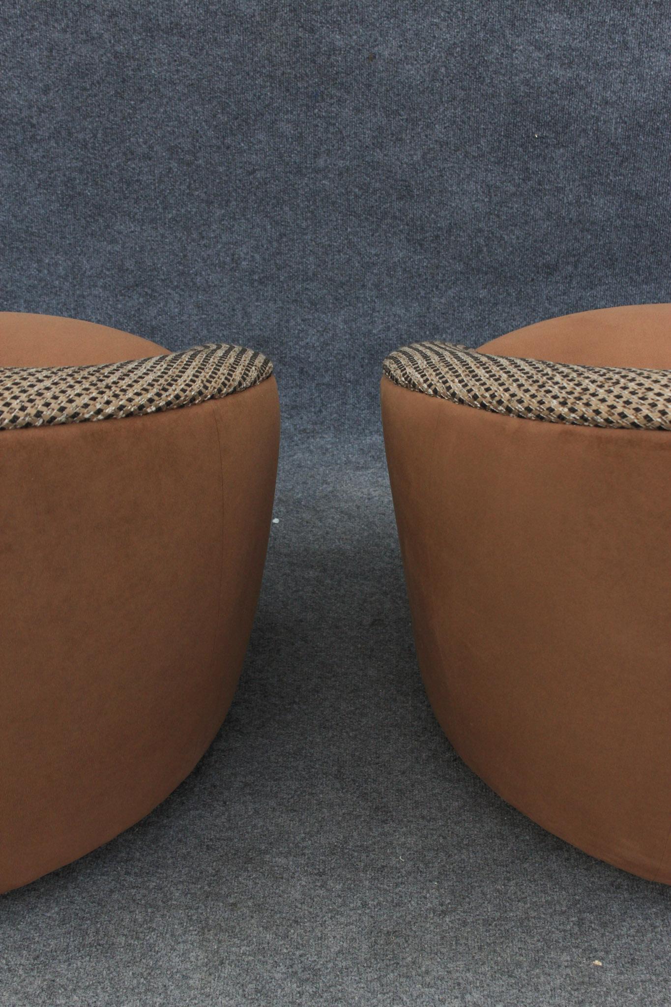 Paire de chaises longues pivotantes The Moderns des années 1980 en daim et plaid brun en vente 3