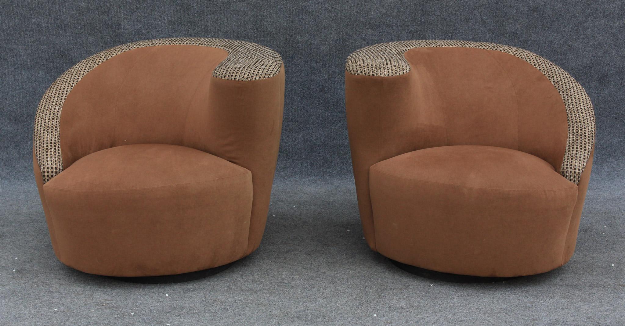 Conçue et fabriquée aux États-Unis pendant la période post-moderne, cette paire de chaises se caractérise par une excellente construction et un bel aspect grâce au design et au rembourrage utilisés. Rembourré principalement en daim marron, la bande