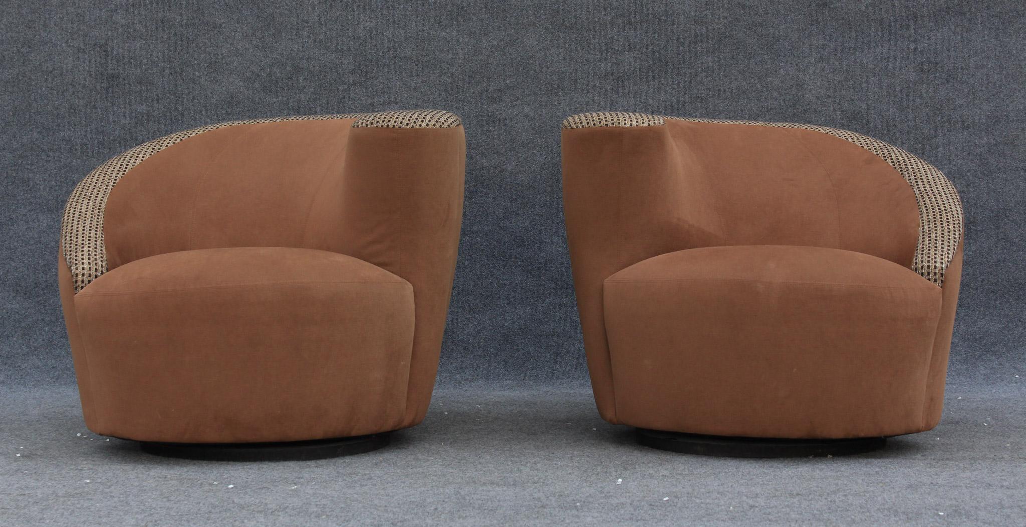 Postmoderne Paire de chaises longues pivotantes The Moderns des années 1980 en daim et plaid brun en vente
