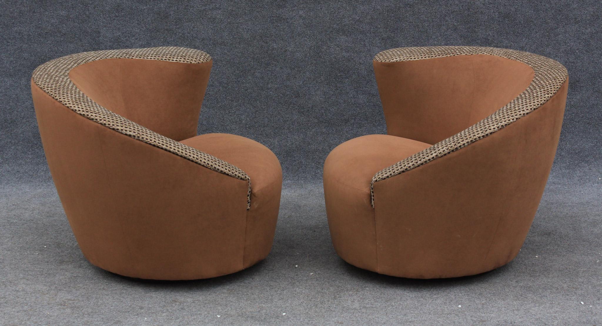 Américain Paire de chaises longues pivotantes The Moderns des années 1980 en daim et plaid brun en vente