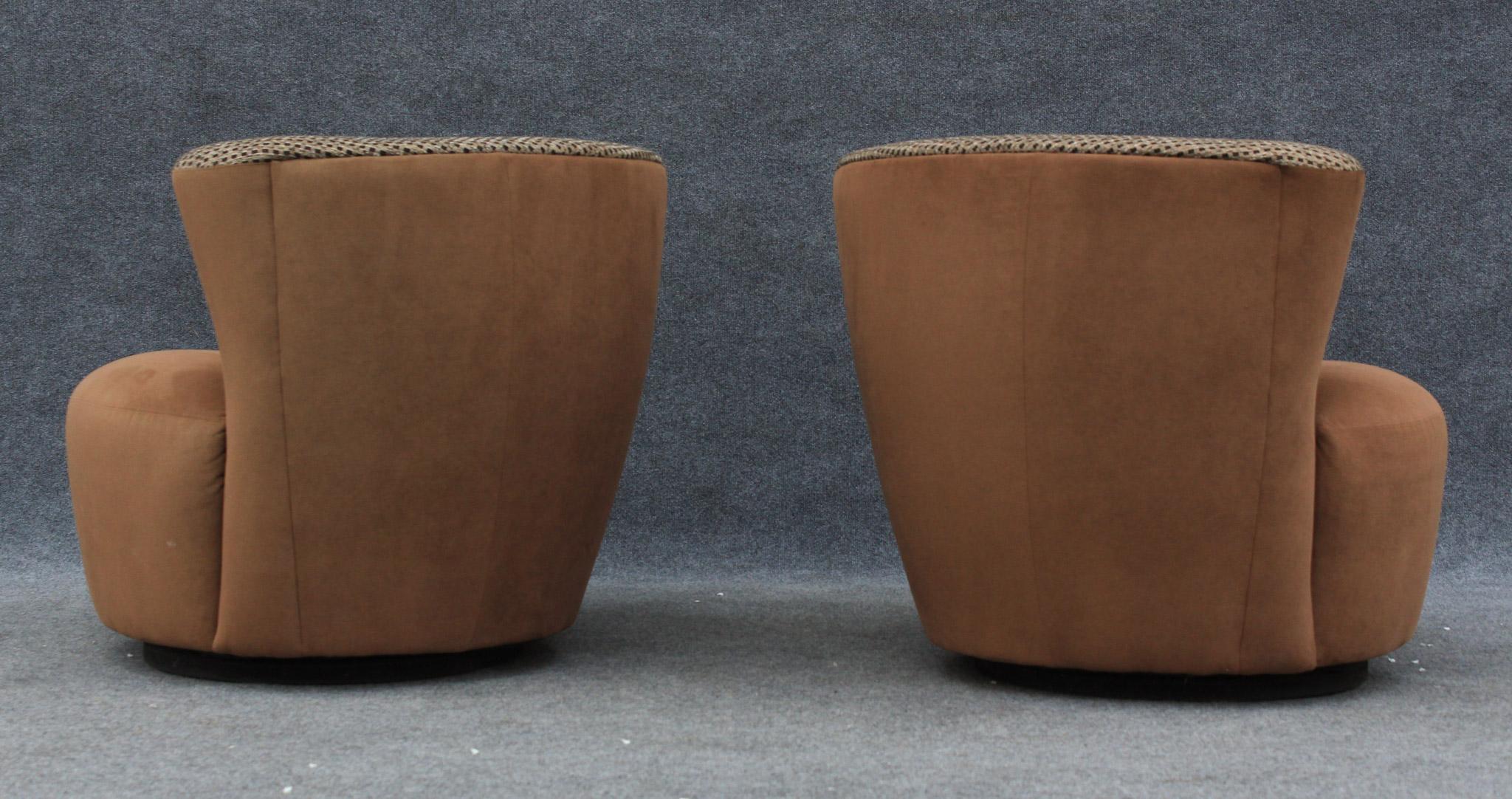 Fin du 20e siècle Paire de chaises longues pivotantes The Moderns des années 1980 en daim et plaid brun en vente