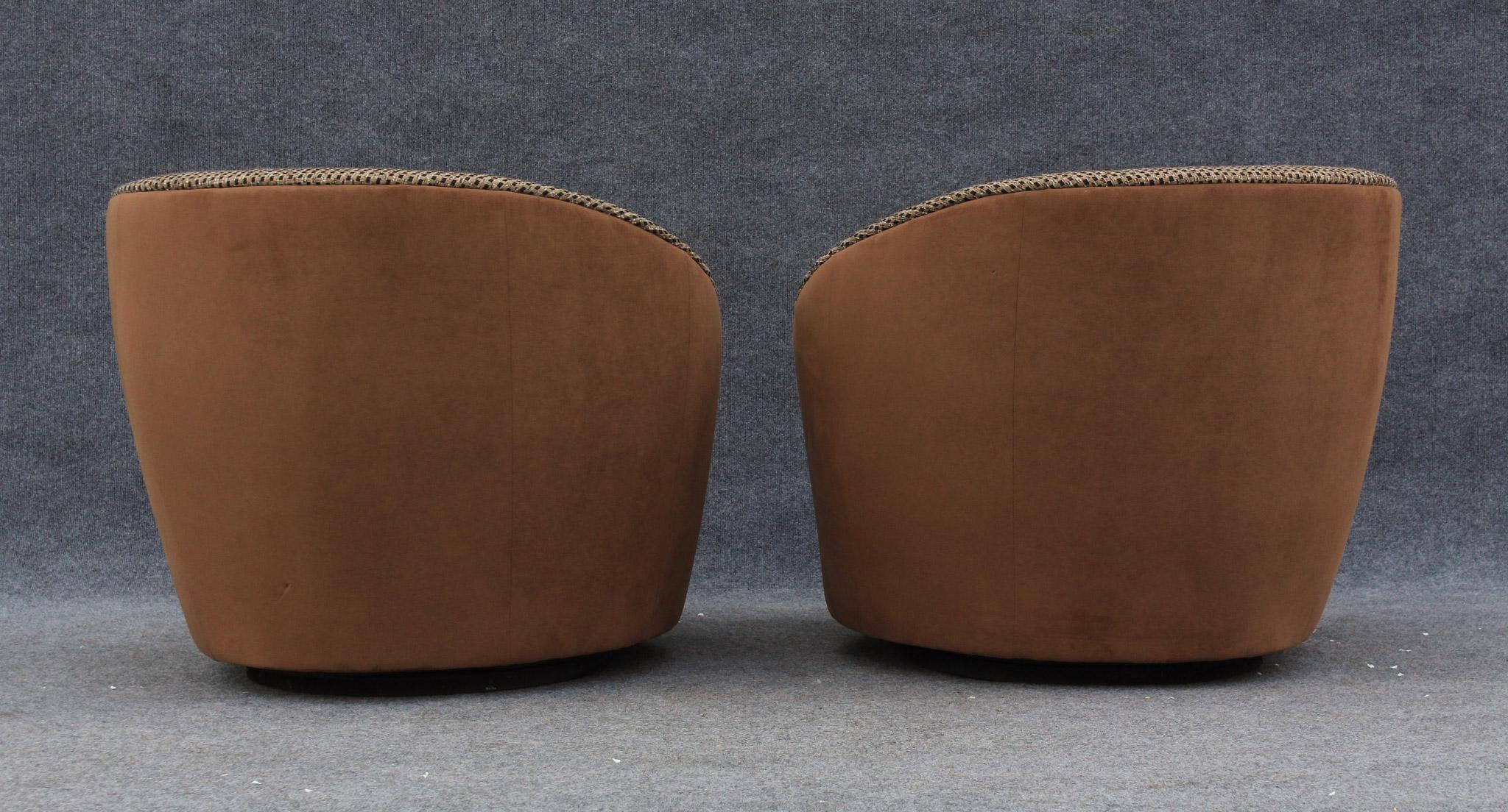 Daim Paire de chaises longues pivotantes The Moderns des années 1980 en daim et plaid brun en vente
