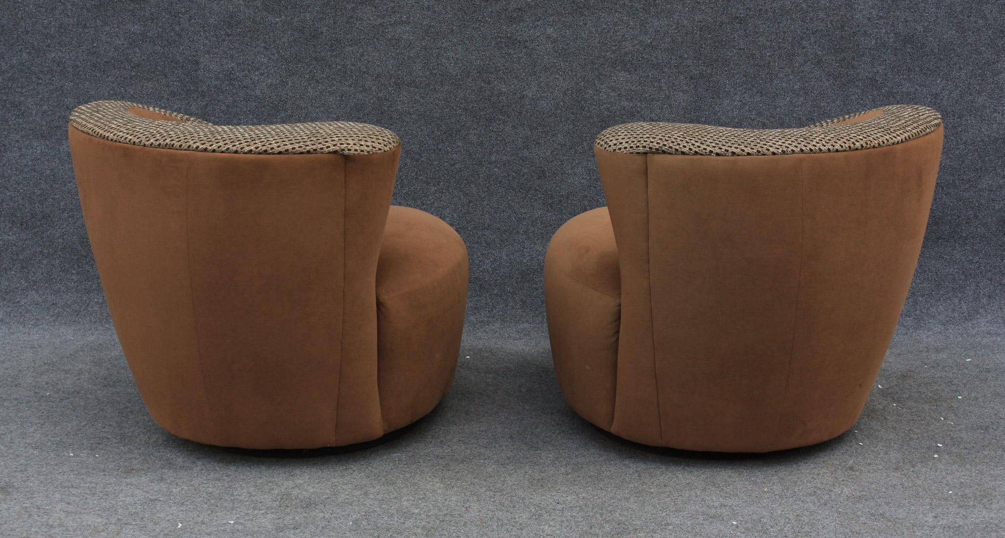 Paire de chaises longues pivotantes The Moderns des années 1980 en daim et plaid brun en vente 1