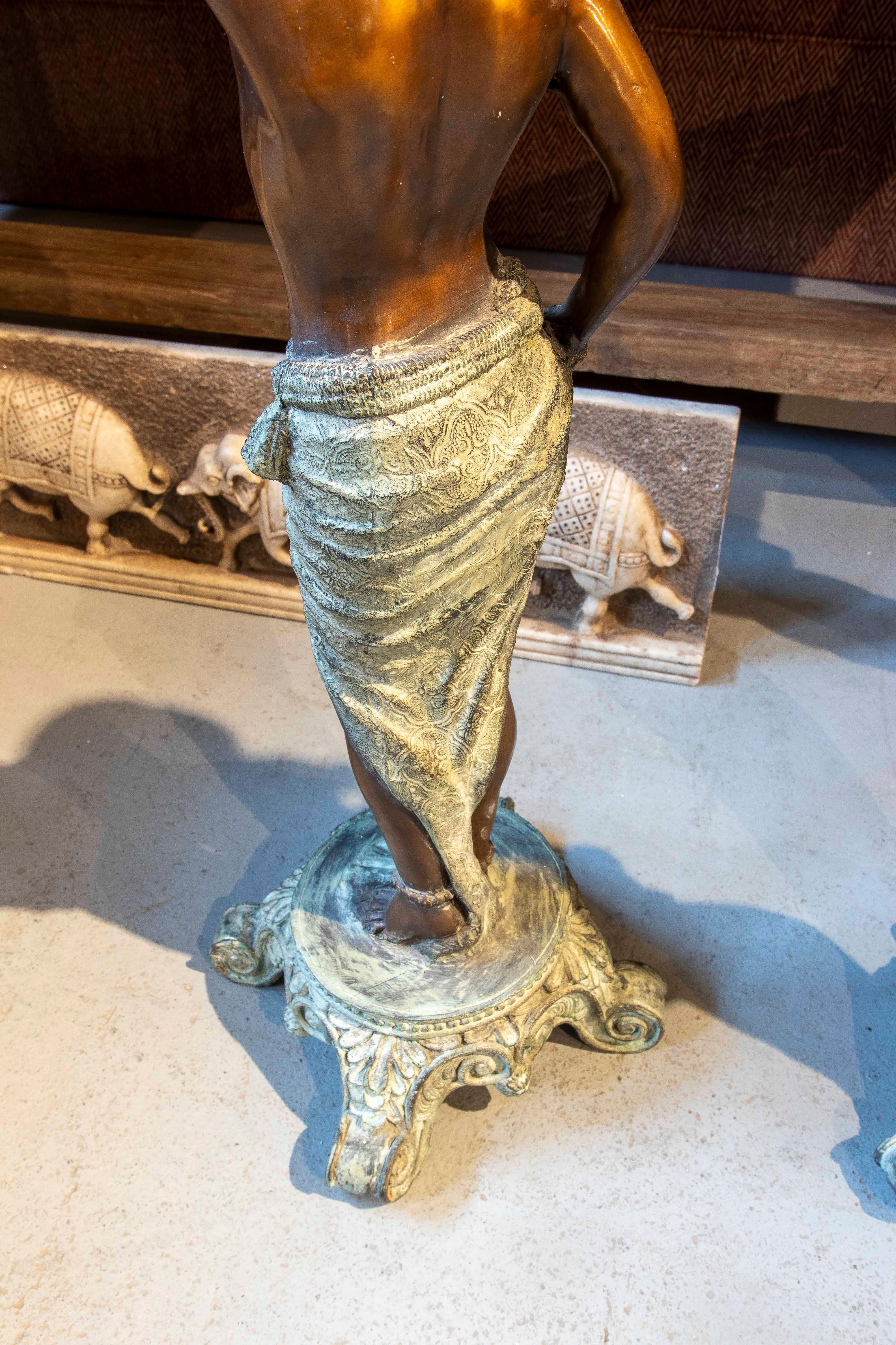 Coppia di sculture di donna e uomo degli anni '80 in stile arabo in vendita 7