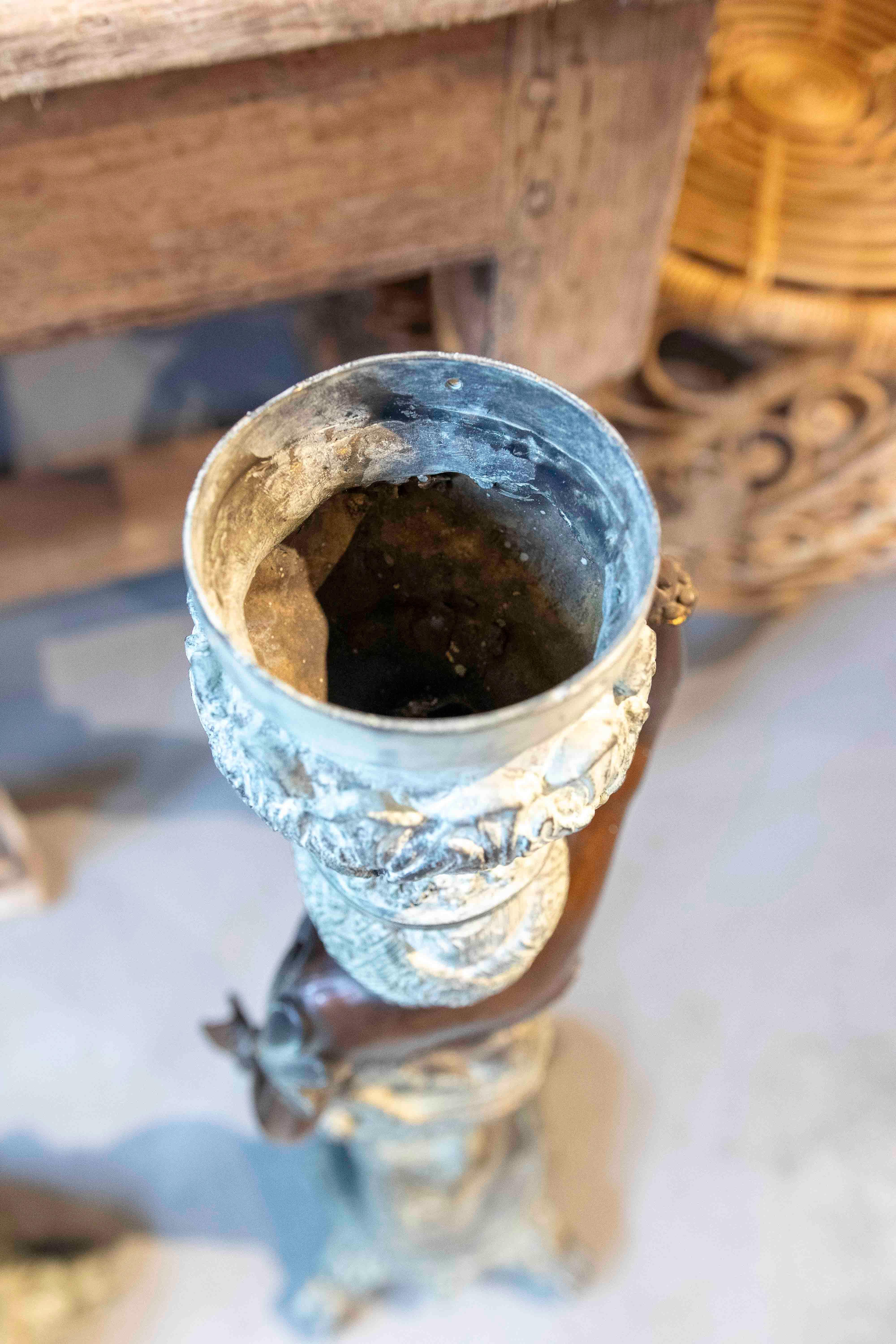 Coppia di sculture di donna e uomo degli anni '80 in stile arabo in vendita 11