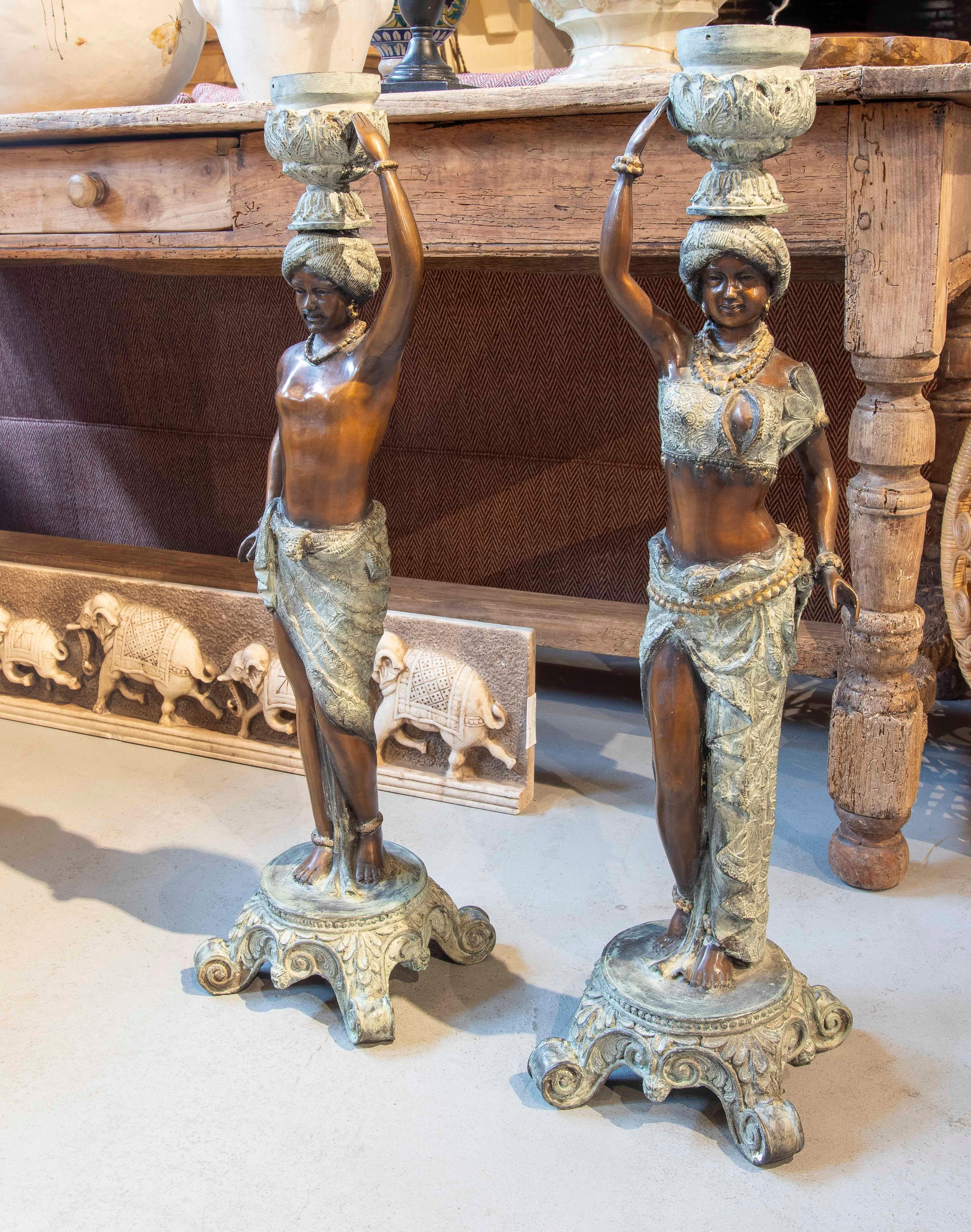 Europeo Coppia di sculture di donna e uomo degli anni '80 in stile arabo in vendita