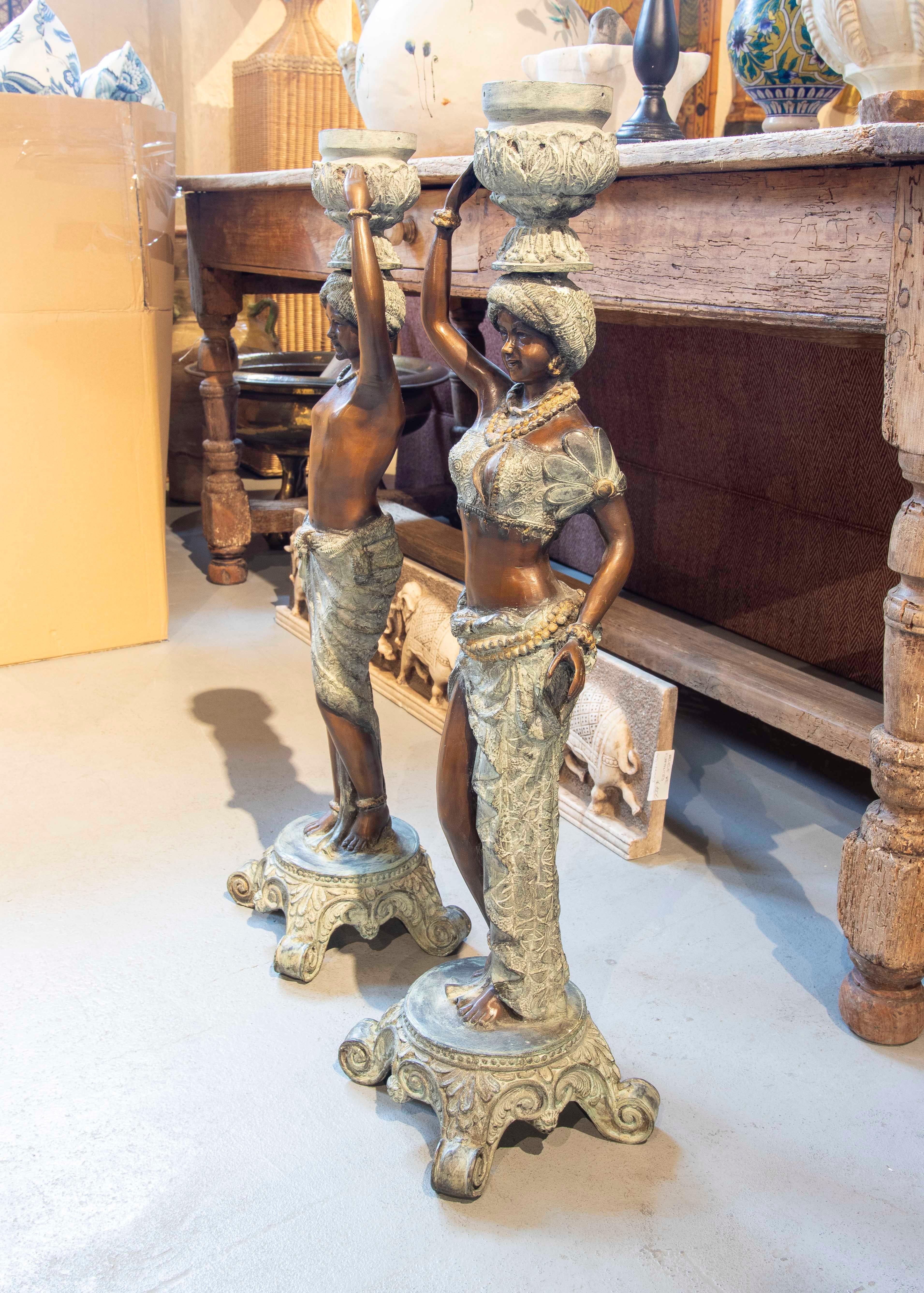 XX secolo Coppia di sculture di donna e uomo degli anni '80 in stile arabo in vendita
