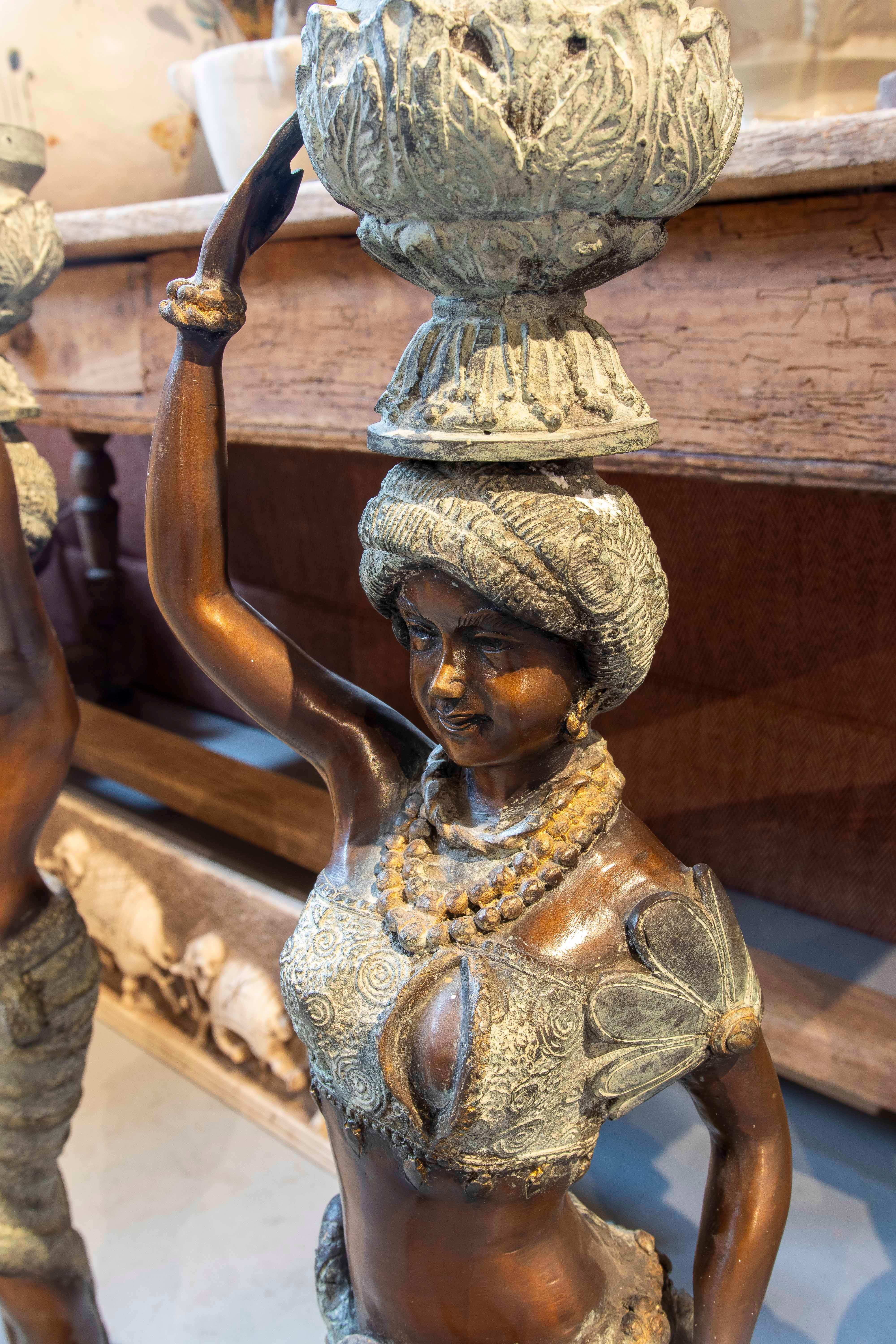Bronzo Coppia di sculture di donna e uomo degli anni '80 in stile arabo in vendita
