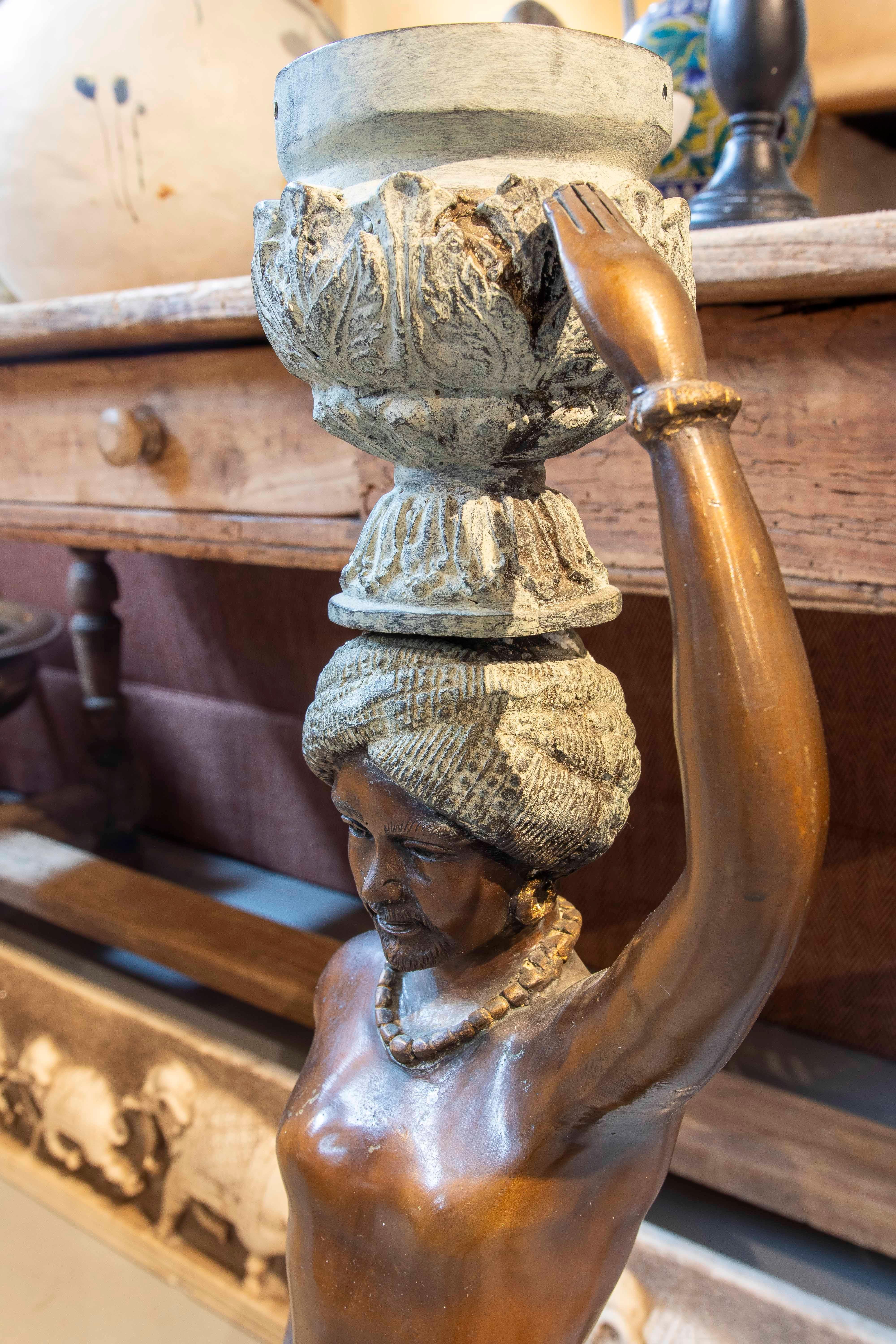 Coppia di sculture di donna e uomo degli anni '80 in stile arabo in vendita 1