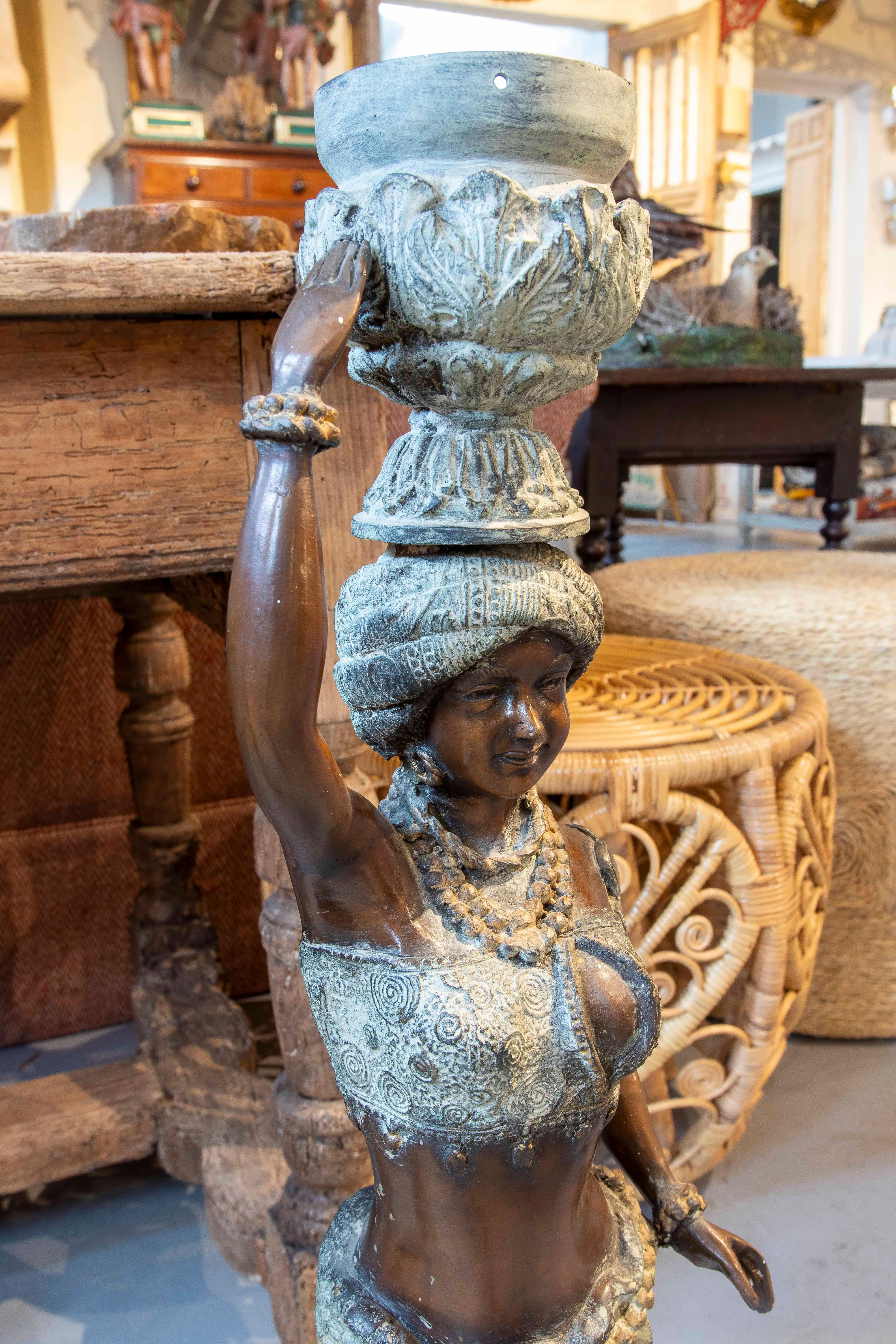 Coppia di sculture di donna e uomo degli anni '80 in stile arabo in vendita 2