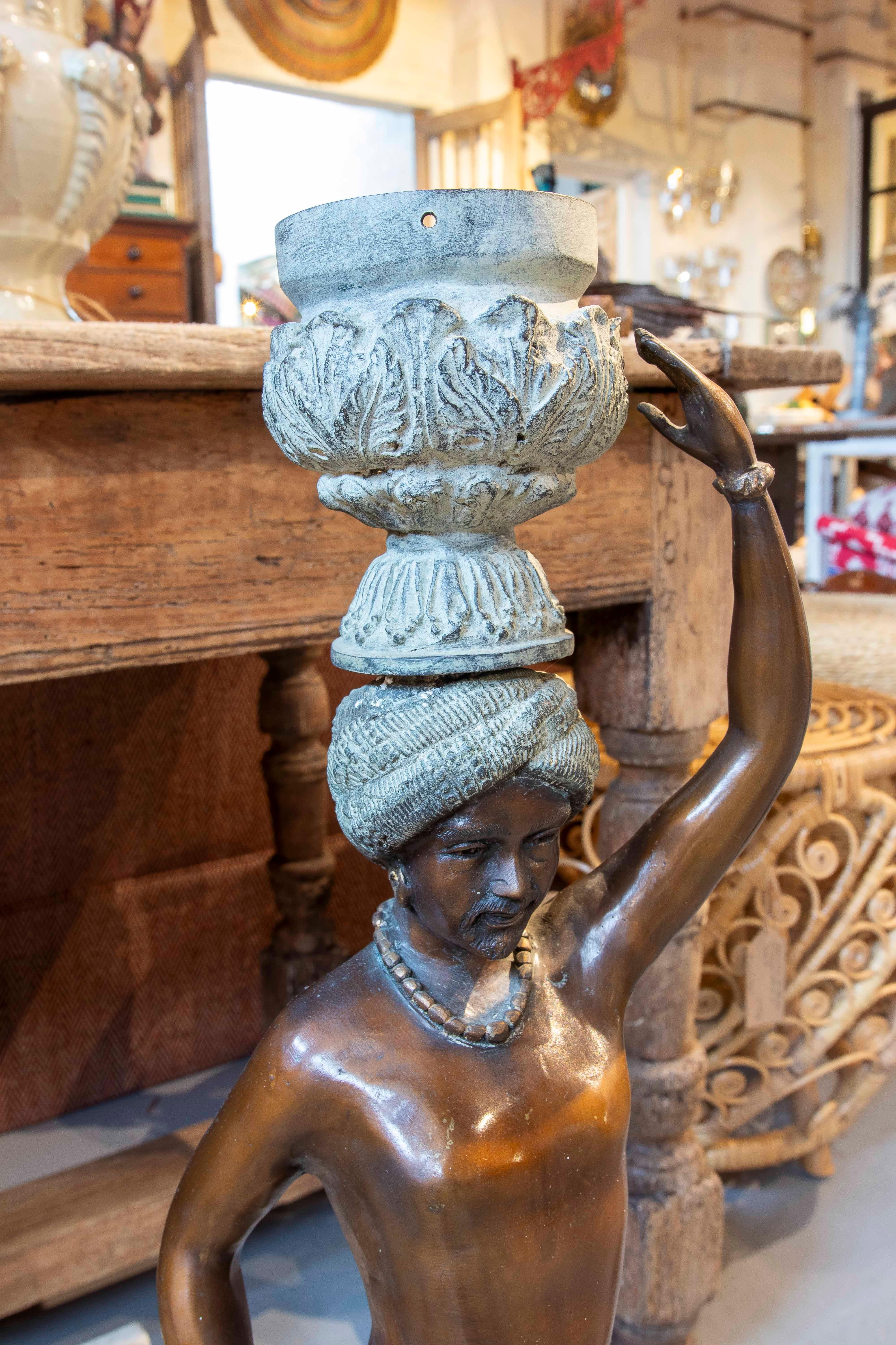 Coppia di sculture di donna e uomo degli anni '80 in stile arabo in vendita 3